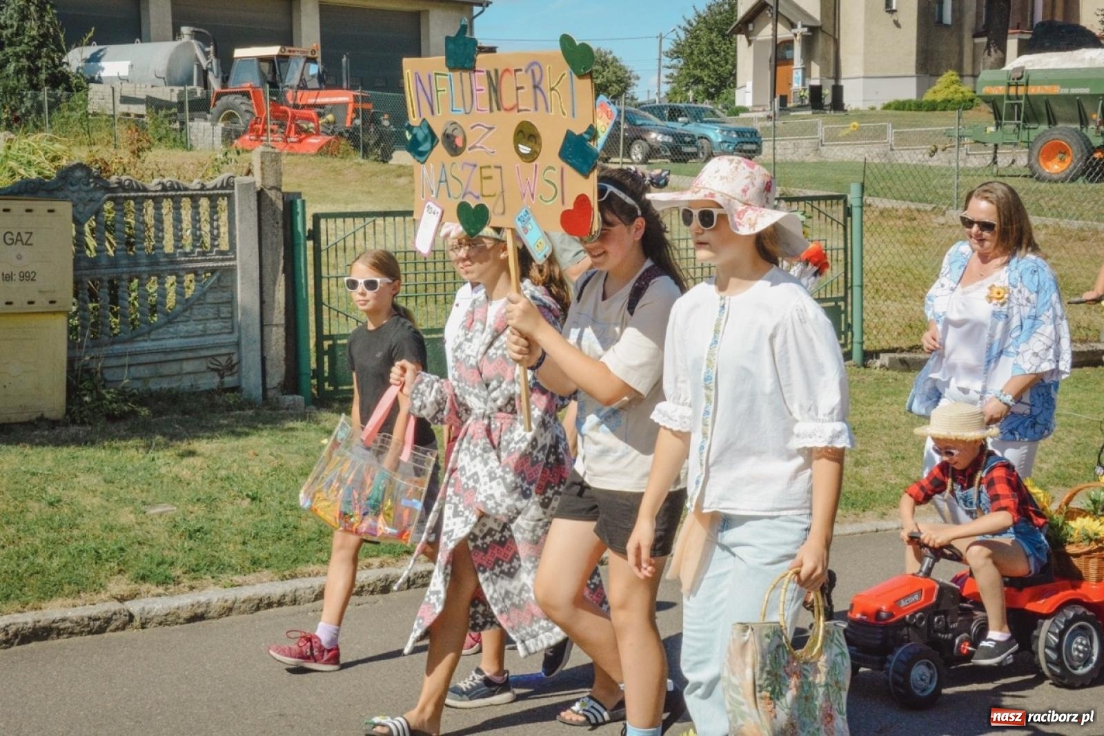 Zdjęcie w galerii na portalu naszraciborz.pl: Korowód przejechał przez Bolesław. Dożynkowe świętowanie trwa [FOTO i WIDEO] wiadomości z regionu
