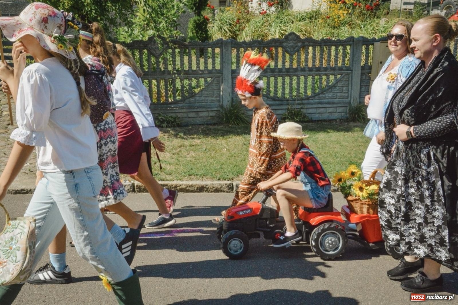 Zdjęcie w galerii na portalu naszraciborz.pl: Korowód przejechał przez Bolesław. Dożynkowe świętowanie trwa [FOTO i WIDEO] wiadomości z regionu