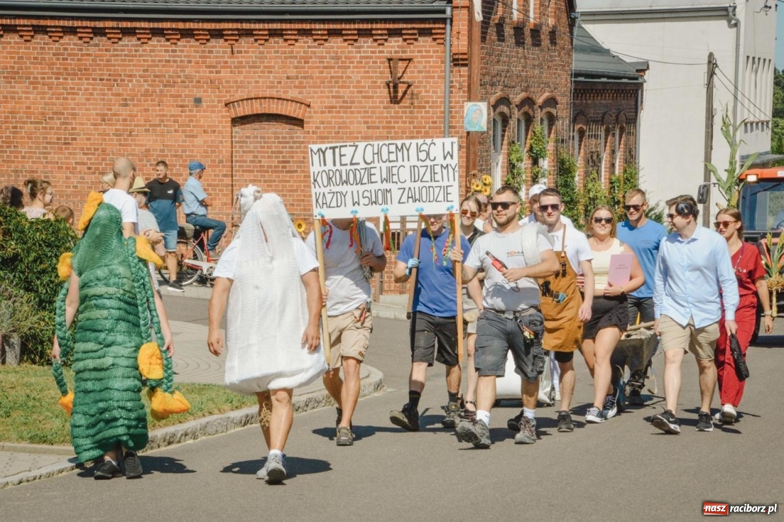 Zdjęcie w galerii na portalu naszraciborz.pl: Korowód przejechał przez Bolesław. Dożynkowe świętowanie trwa [FOTO i WIDEO] wiadomości z regionu