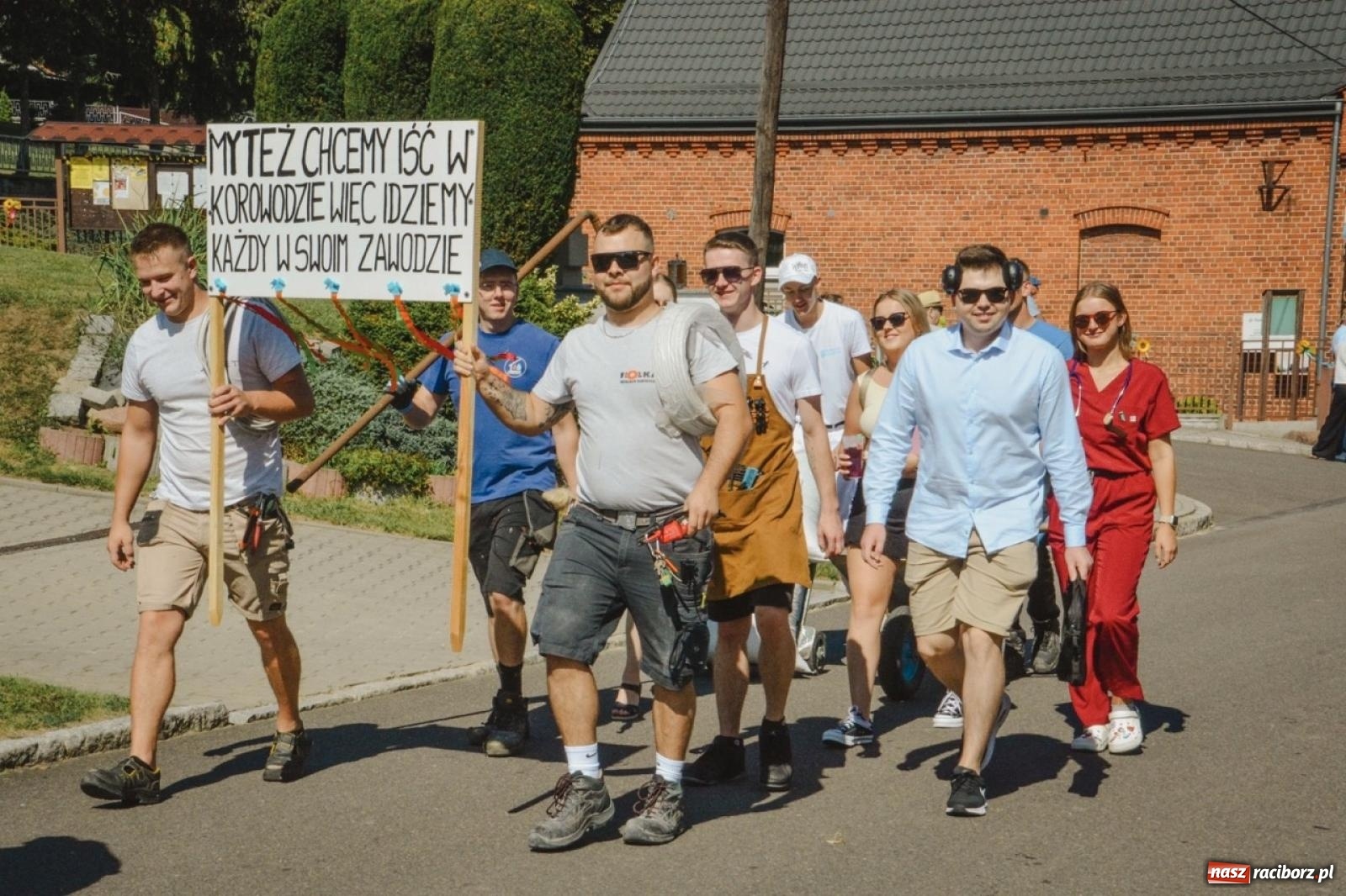 Zdjęcie w galerii na portalu naszraciborz.pl: Korowód przejechał przez Bolesław. Dożynkowe świętowanie trwa [FOTO i WIDEO] wiadomości z regionu