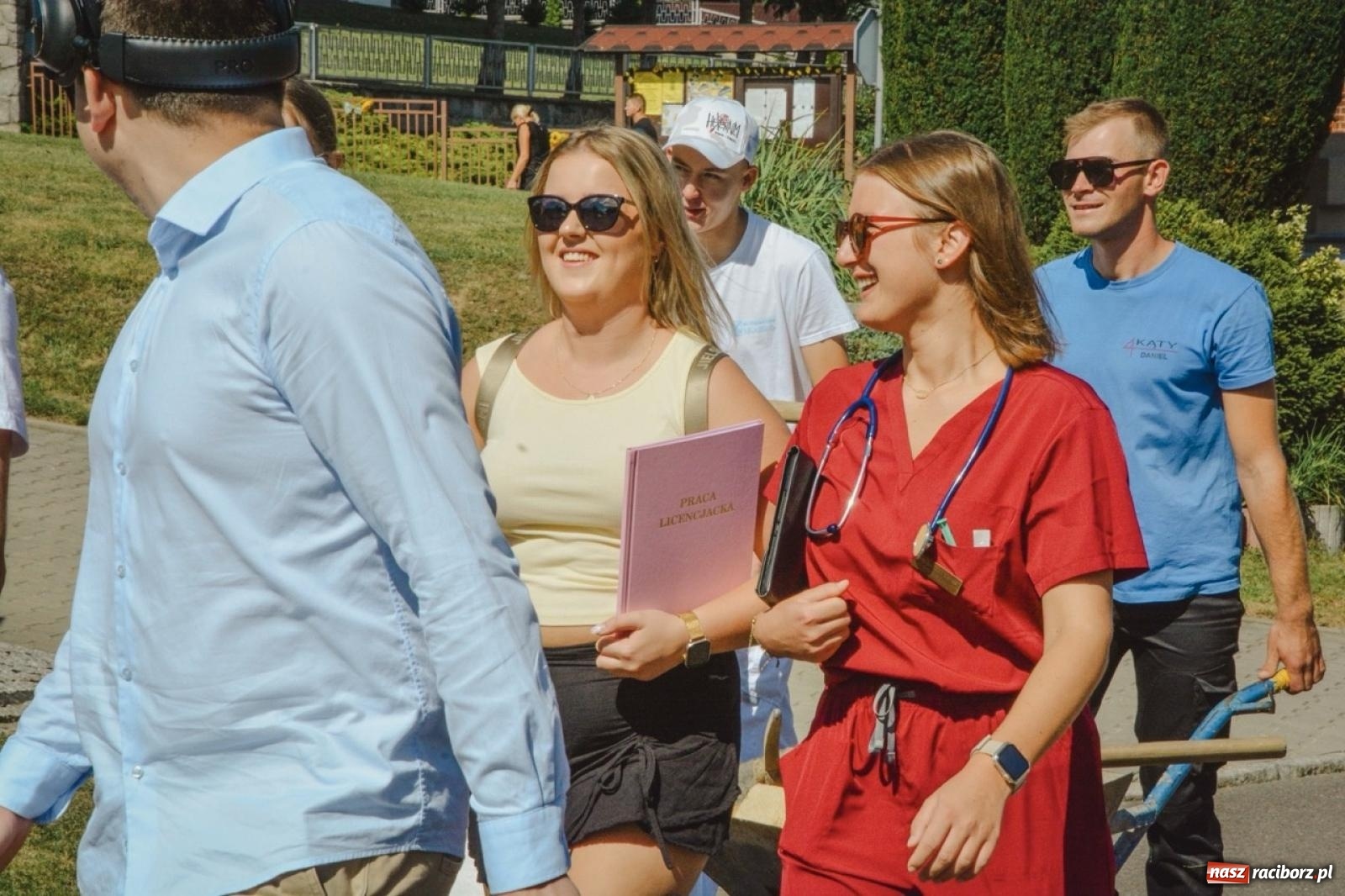 Zdjęcie w galerii na portalu naszraciborz.pl: Korowód przejechał przez Bolesław. Dożynkowe świętowanie trwa [FOTO i WIDEO] wiadomości z regionu
