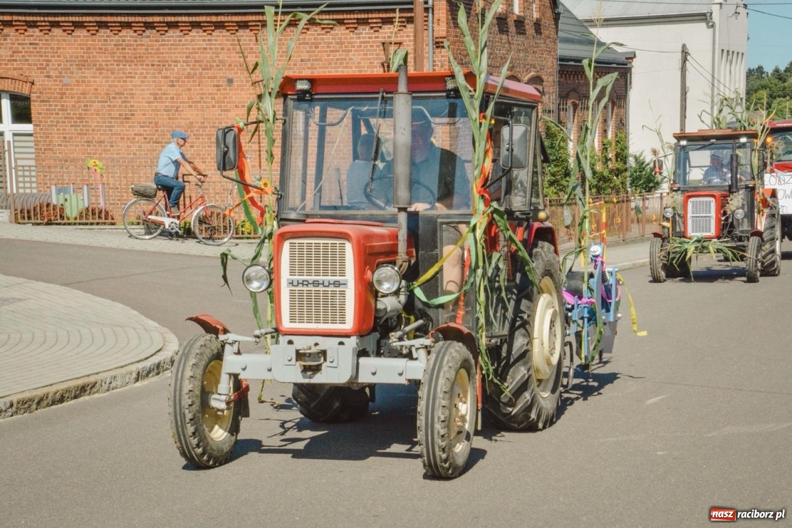 Zdjęcie w galerii na portalu naszraciborz.pl: Korowód przejechał przez Bolesław. Dożynkowe świętowanie trwa [FOTO i WIDEO] wiadomości z regionu