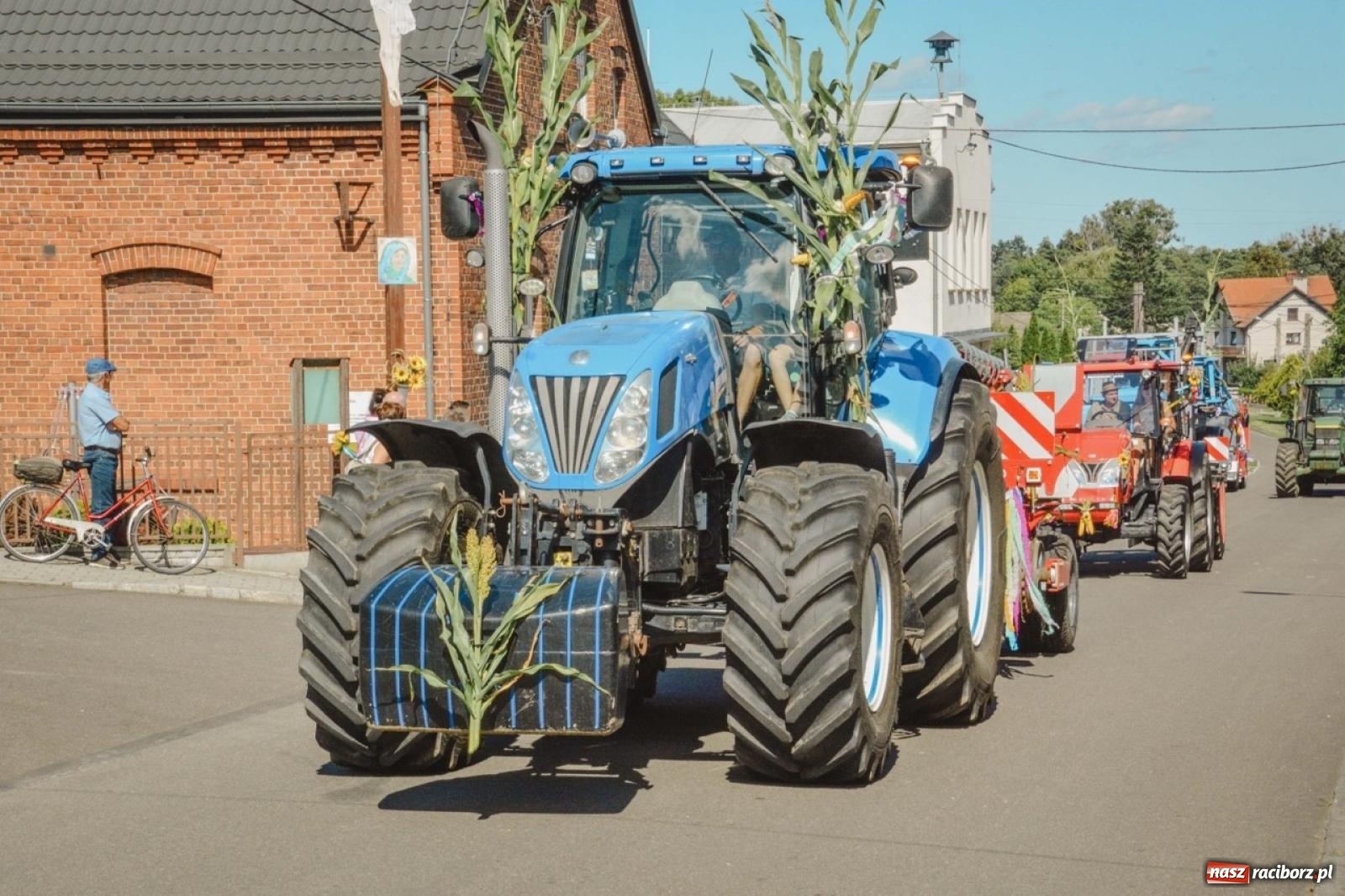 Zdjęcie w galerii na portalu naszraciborz.pl: Korowód przejechał przez Bolesław. Dożynkowe świętowanie trwa [FOTO i WIDEO] wiadomości z regionu