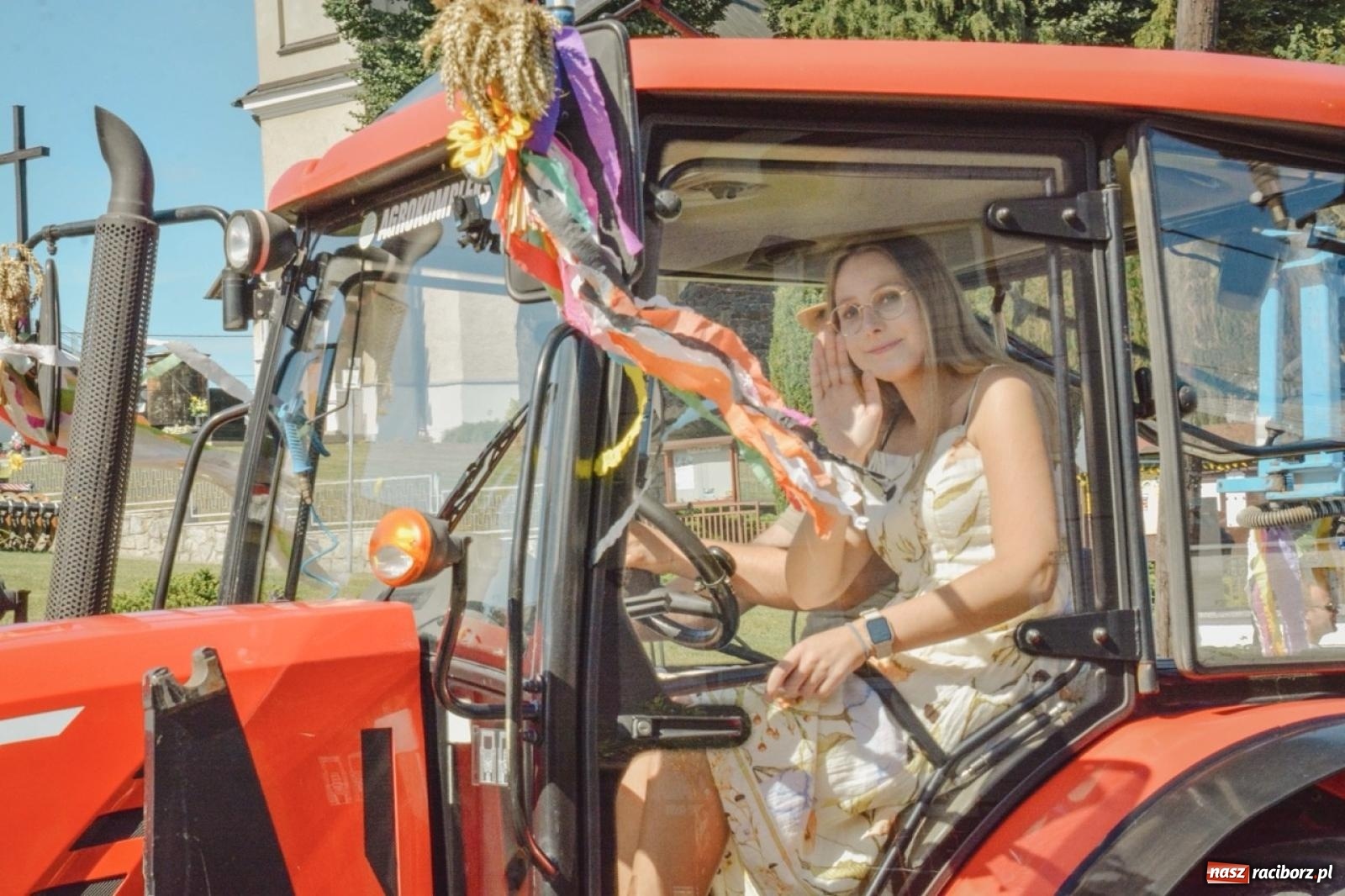 Zdjęcie w galerii na portalu naszraciborz.pl: Korowód przejechał przez Bolesław. Dożynkowe świętowanie trwa [FOTO i WIDEO] wiadomości z regionu