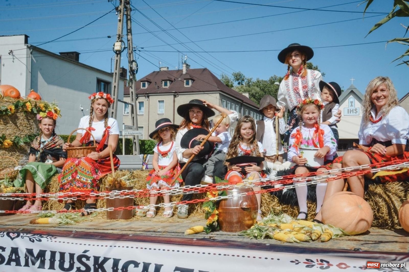 Zdjęcie w galerii na portalu naszraciborz.pl: Owsiszcze podziękowały za plony. Barwny korowód i wspólne świętowanie wiadomości z regionu
