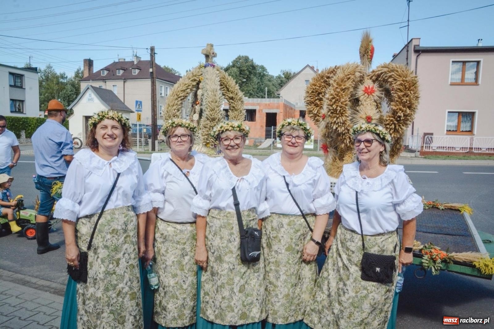 Zdjęcie w galerii na portalu naszraciborz.pl: Owsiszcze podziękowały za plony. Barwny korowód i wspólne świętowanie wiadomości z regionu