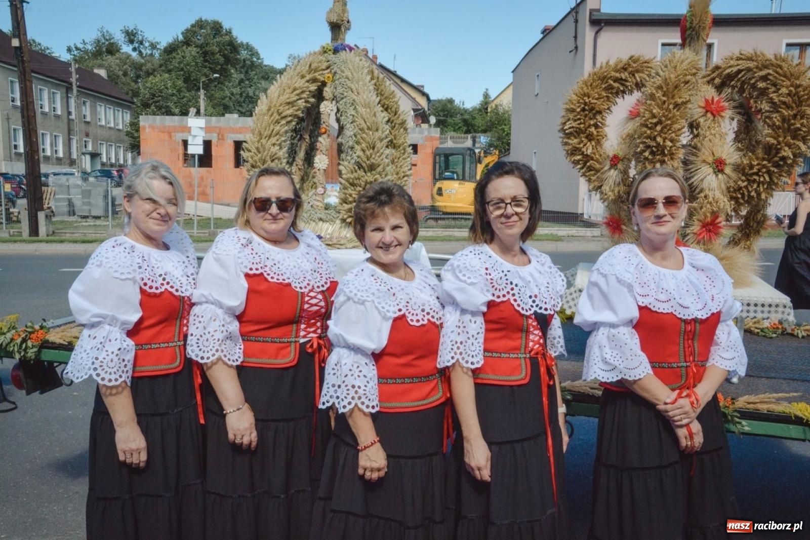 Zdjęcie w galerii na portalu naszraciborz.pl: Owsiszcze podziękowały za plony. Barwny korowód i wspólne świętowanie wiadomości z regionu