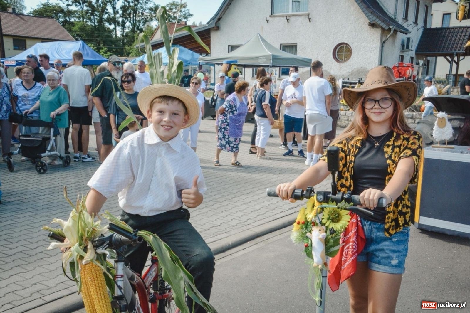 Zdjęcie w galerii na portalu naszraciborz.pl: Owsiszcze podziękowały za plony. Barwny korowód i wspólne świętowanie wiadomości z regionu