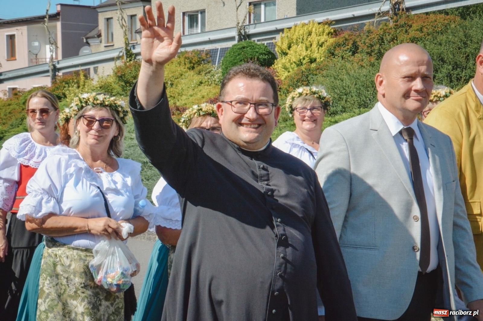 Zdjęcie w galerii na portalu naszraciborz.pl: Owsiszcze podziękowały za plony. Barwny korowód i wspólne świętowanie wiadomości z regionu
