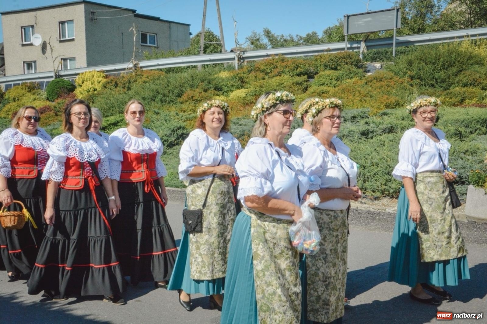 Zdjęcie w galerii na portalu naszraciborz.pl: Owsiszcze podziękowały za plony. Barwny korowód i wspólne świętowanie wiadomości z regionu