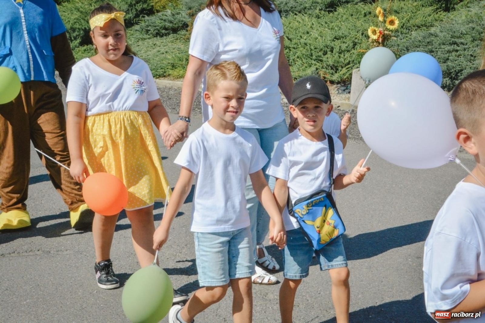 Zdjęcie w galerii na portalu naszraciborz.pl: Owsiszcze podziękowały za plony. Barwny korowód i wspólne świętowanie wiadomości z regionu