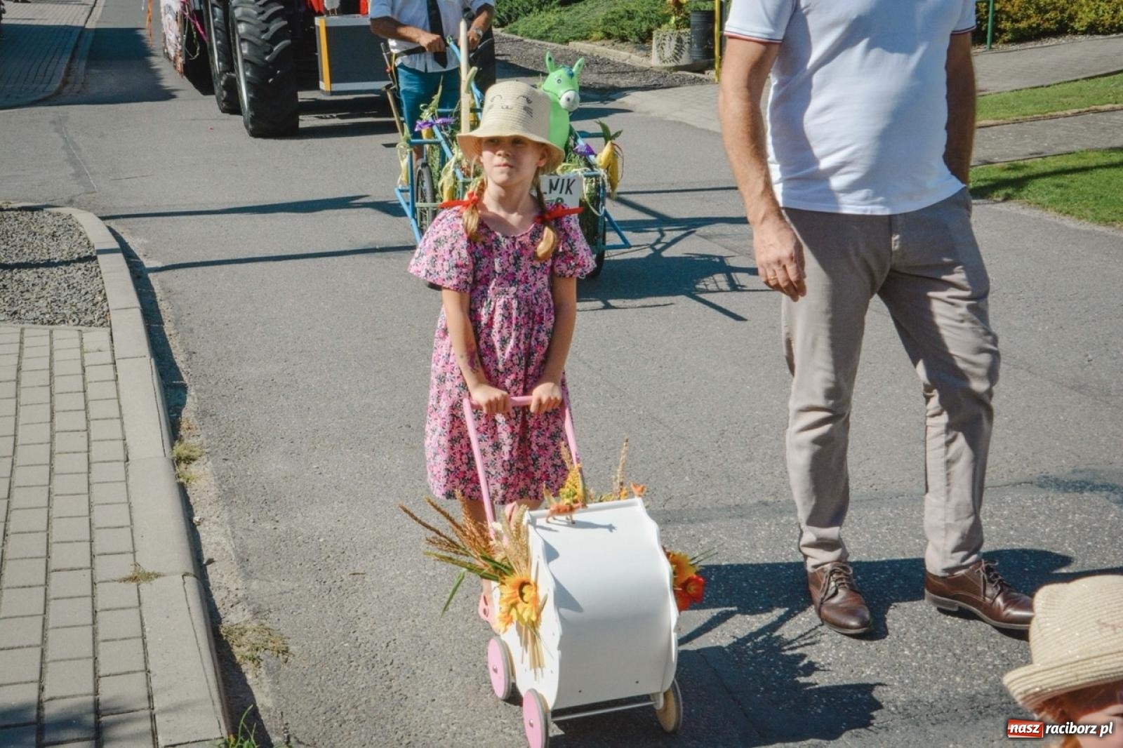 Zdjęcie w galerii na portalu naszraciborz.pl: Owsiszcze podziękowały za plony. Barwny korowód i wspólne świętowanie wiadomości z regionu