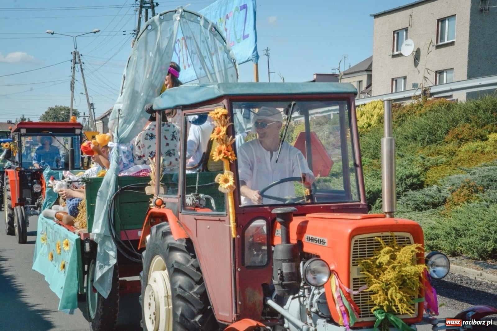 Zdjęcie w galerii na portalu naszraciborz.pl: Owsiszcze podziękowały za plony. Barwny korowód i wspólne świętowanie wiadomości z regionu