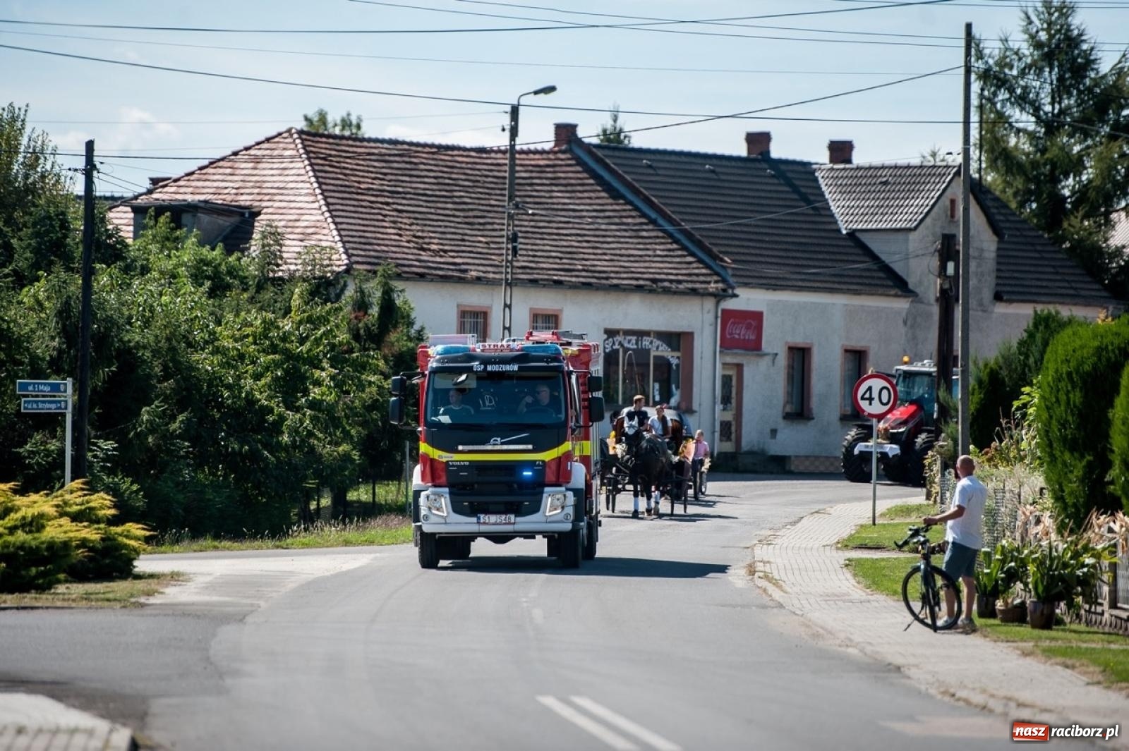 Zdjęcie w galerii na portalu naszraciborz.pl: Dożynki w Modzurowie. Korowód i zabawa pod chmurką wiadomości z regionu