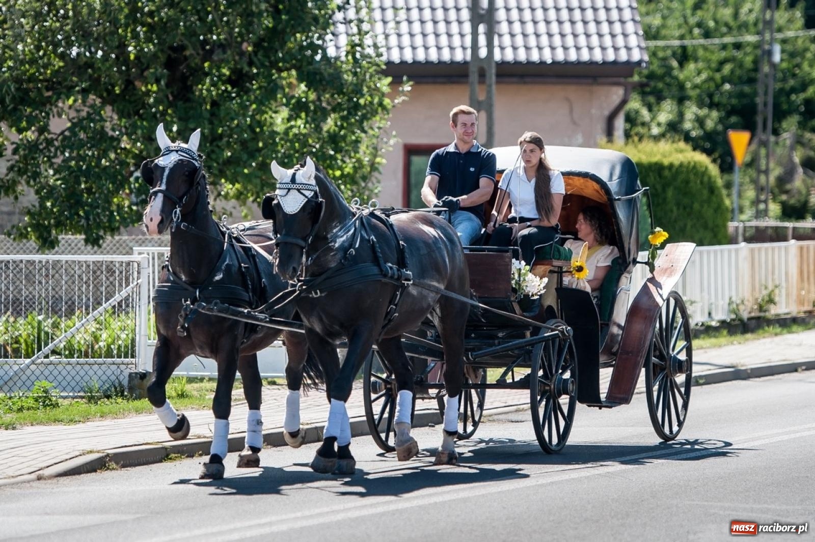 Zdjęcie w galerii na portalu naszraciborz.pl: Dożynki w Modzurowie. Korowód i zabawa pod chmurką wiadomości z regionu