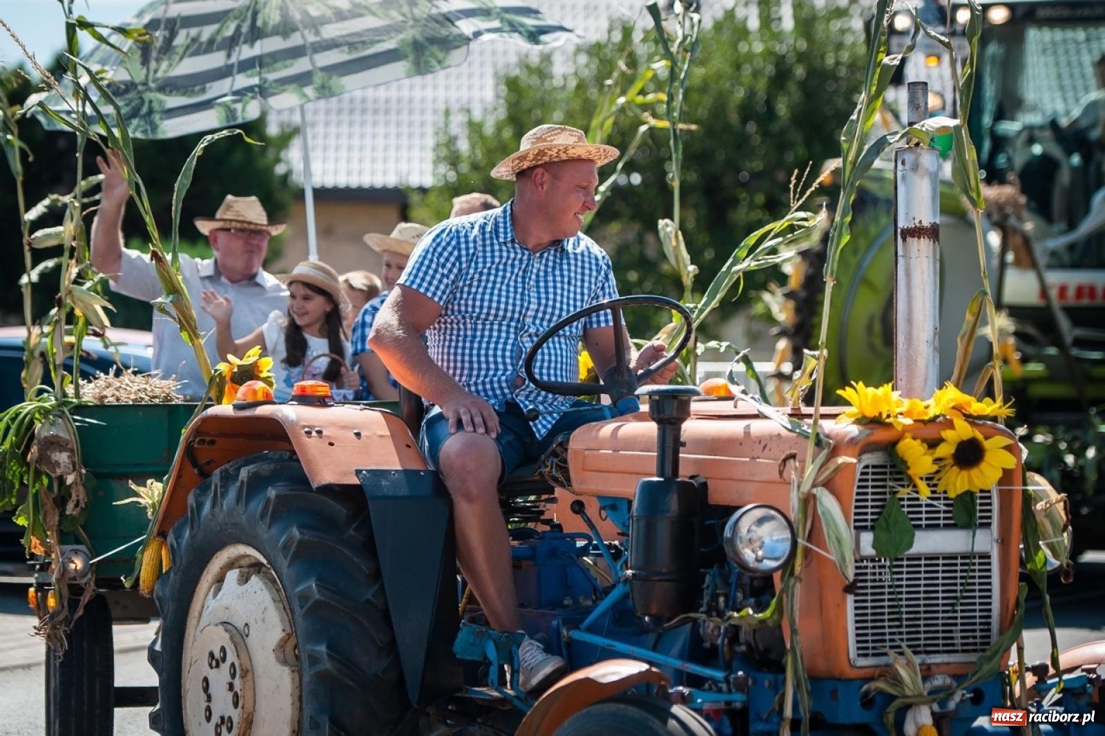 Zdjęcie w galerii na portalu naszraciborz.pl: Dożynki w Modzurowie. Korowód i zabawa pod chmurką wiadomości z regionu