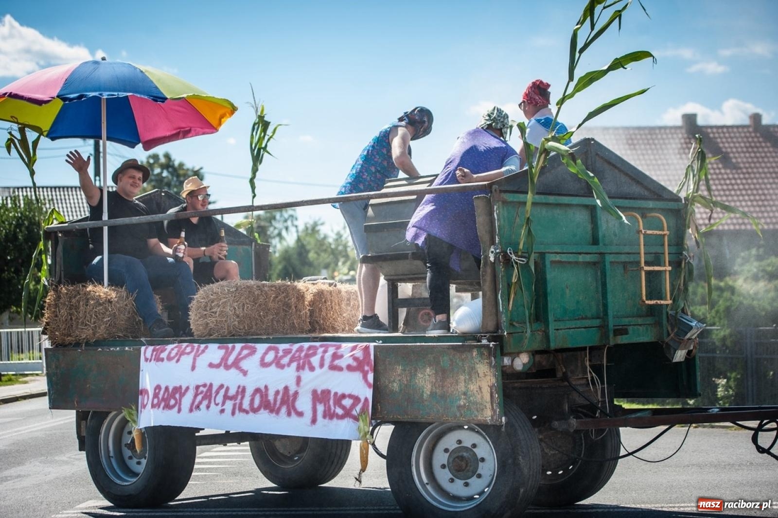Zdjęcie w galerii na portalu naszraciborz.pl: Dożynki w Modzurowie. Korowód i zabawa pod chmurką wiadomości z regionu