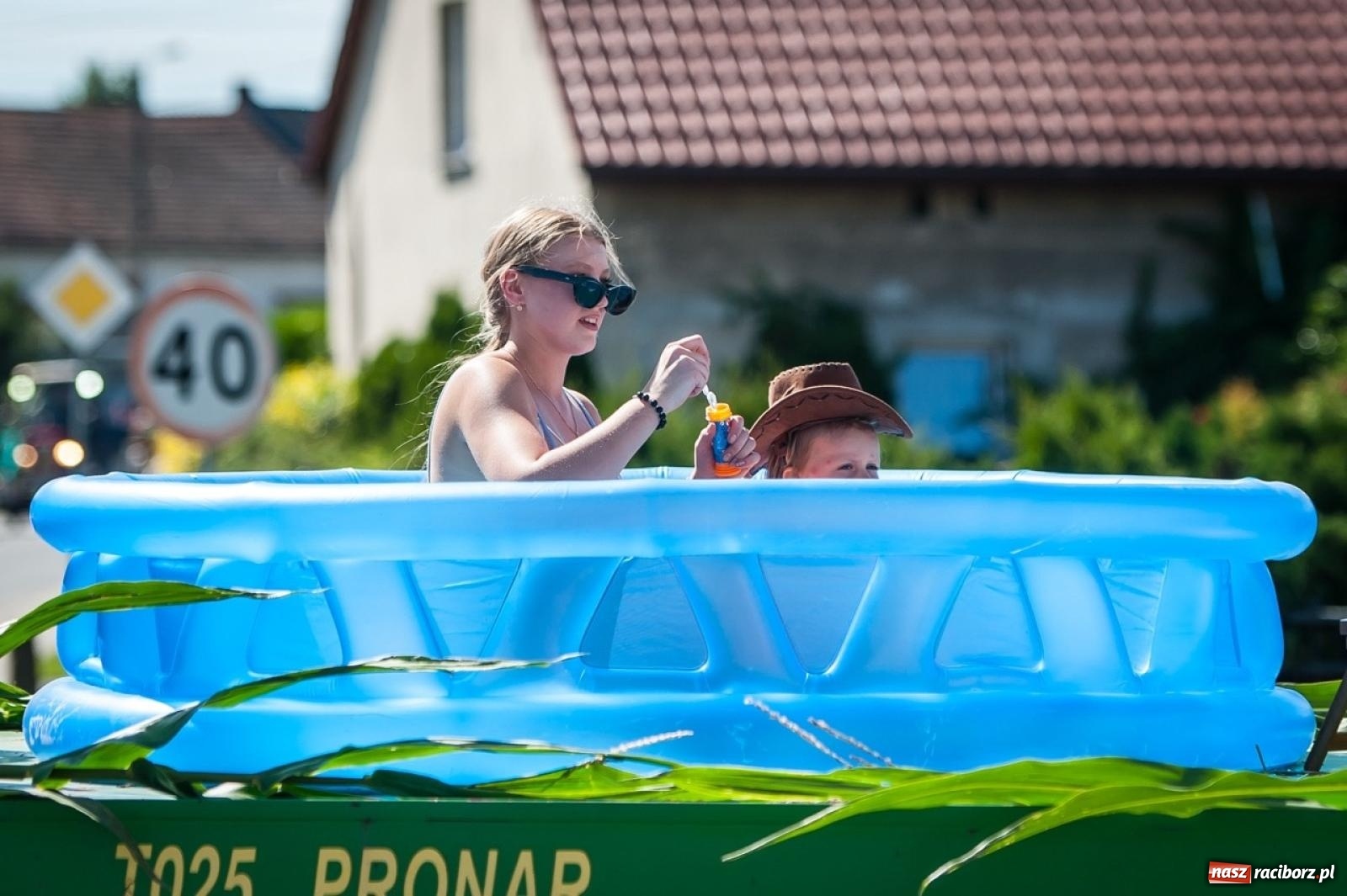 Zdjęcie w galerii na portalu naszraciborz.pl: Dożynki w Modzurowie. Korowód i zabawa pod chmurką wiadomości z regionu
