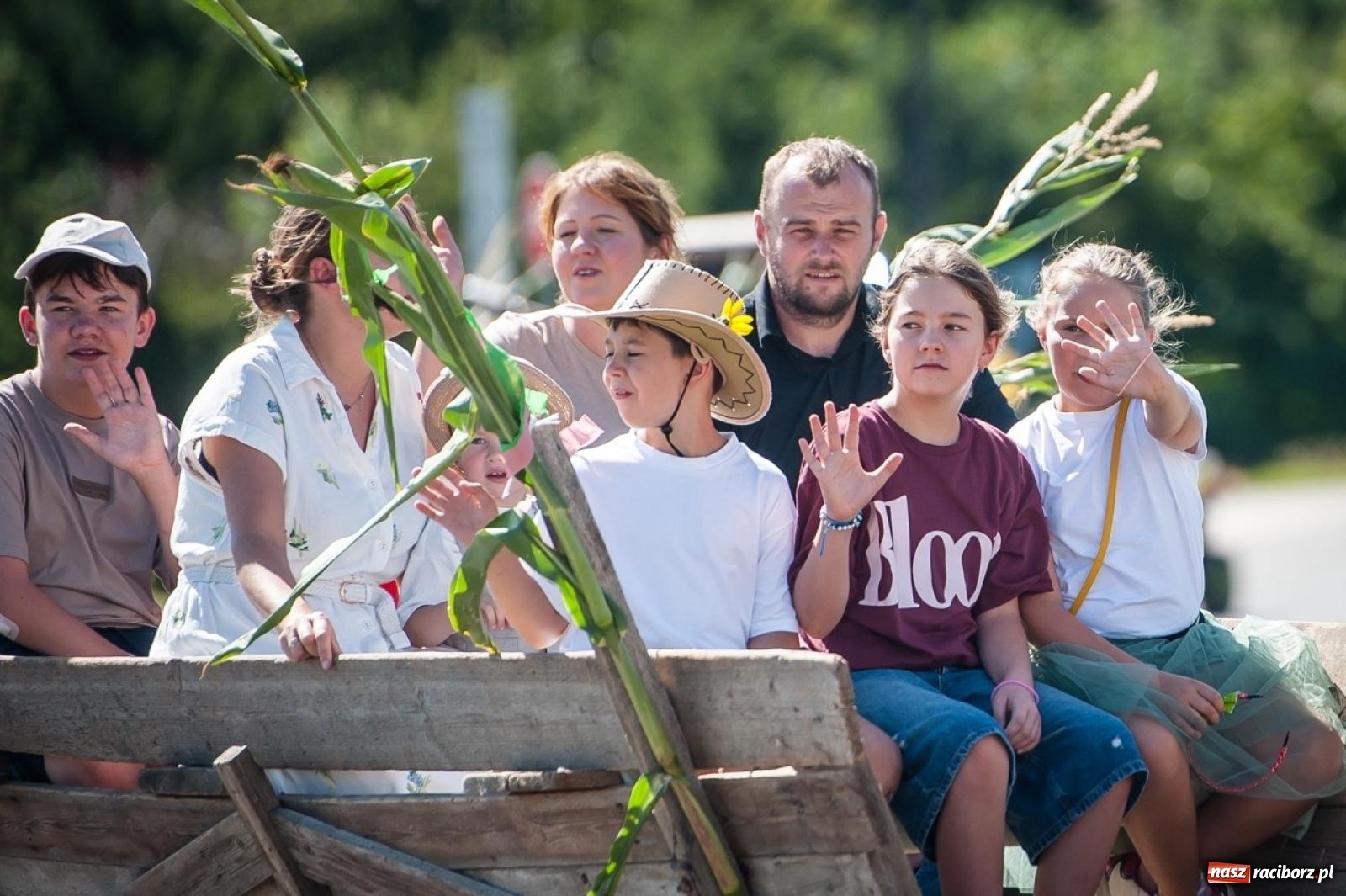 Zdjęcie w galerii na portalu naszraciborz.pl: Dożynki w Modzurowie. Korowód i zabawa pod chmurką wiadomości z regionu