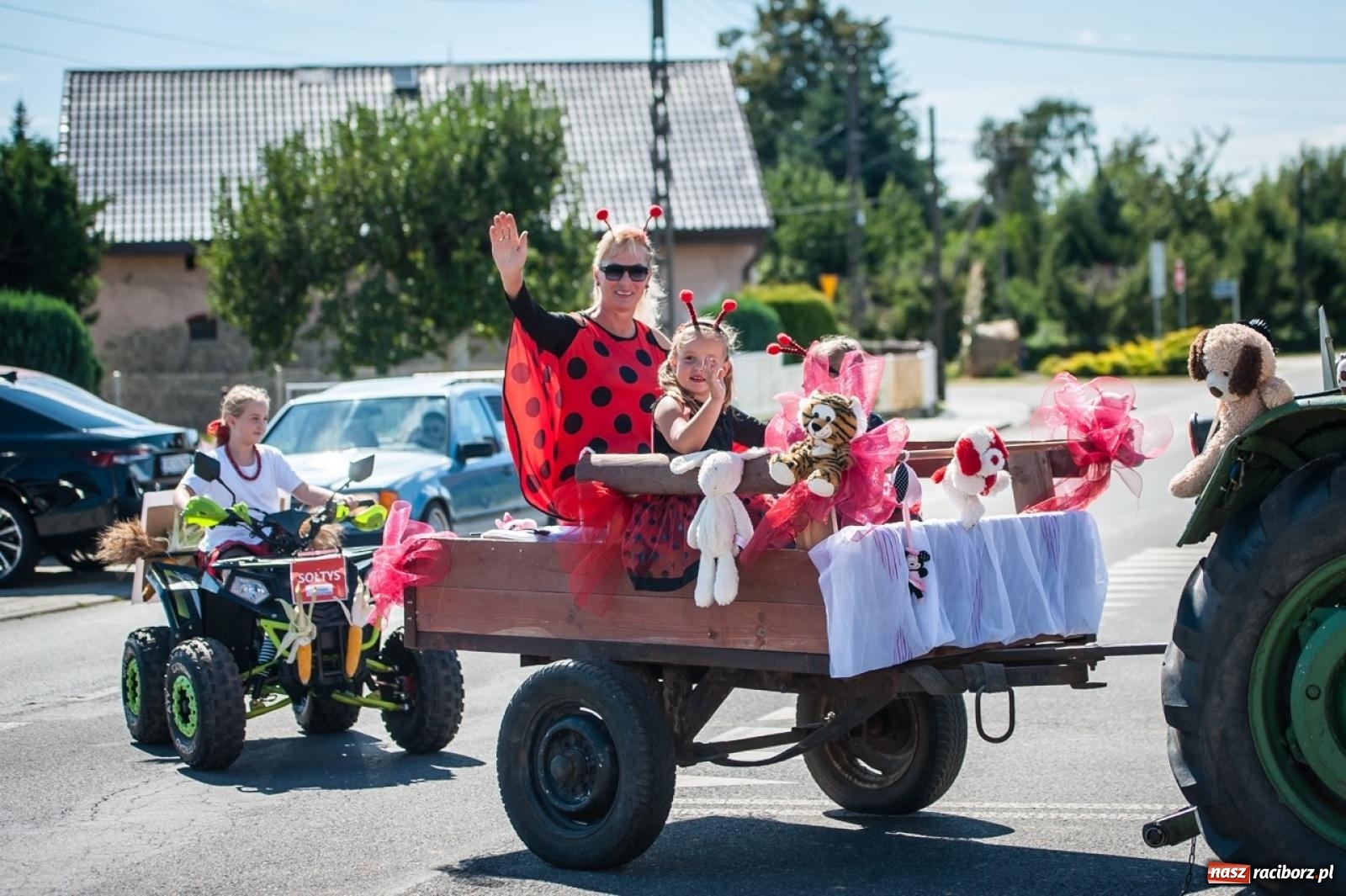 Zdjęcie w galerii na portalu naszraciborz.pl: Dożynki w Modzurowie. Korowód i zabawa pod chmurką wiadomości z regionu