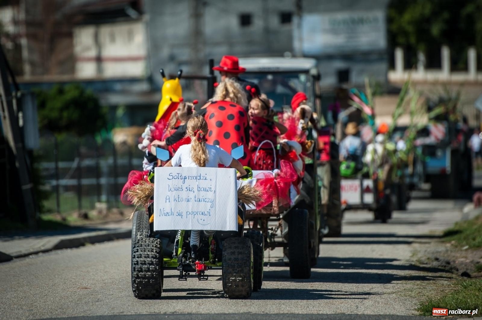 Zdjęcie w galerii na portalu naszraciborz.pl: Dożynki w Modzurowie. Korowód i zabawa pod chmurką wiadomości z regionu