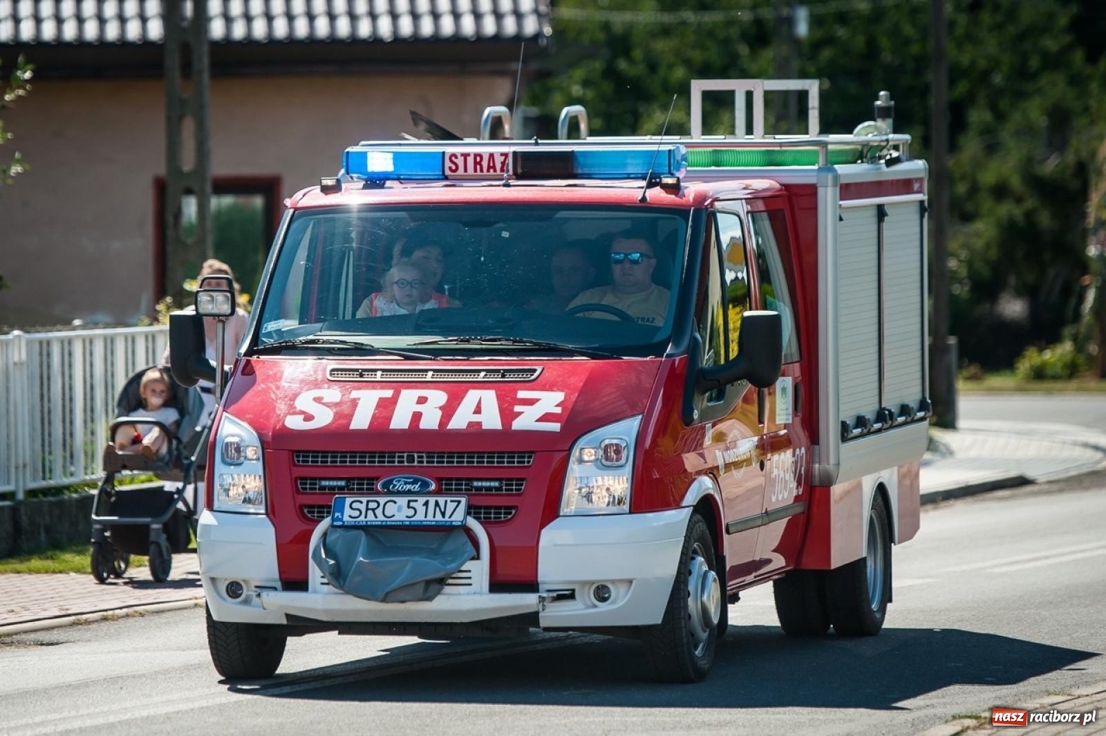 Zdjęcie w galerii na portalu naszraciborz.pl: Dożynki w Modzurowie. Korowód i zabawa pod chmurką wiadomości z regionu