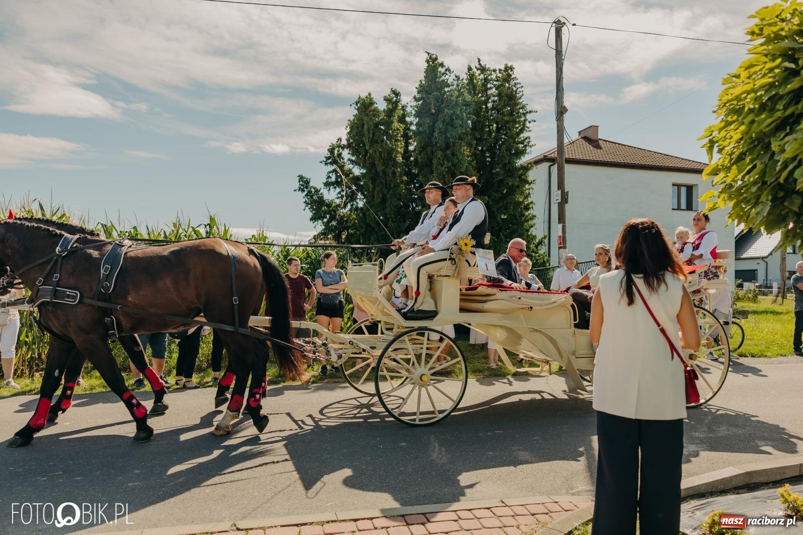 Zdjęcie w galerii na portalu naszraciborz.pl: Dożynki w Kornowacu na bis. Chleb, korowód i podziękowanie za tegoroczne plony wiadomości z regionu