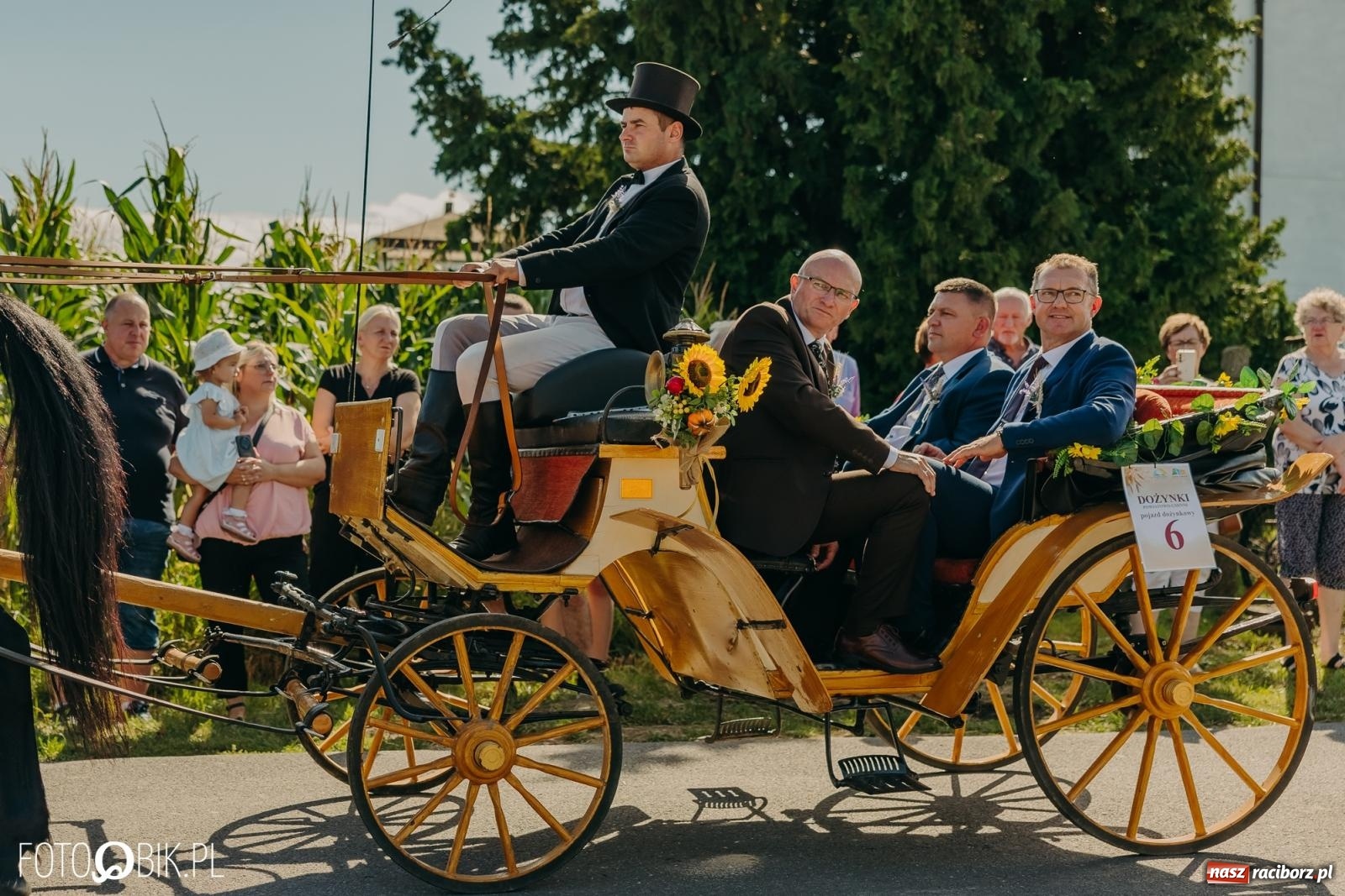 Zdjęcie w galerii na portalu naszraciborz.pl: Dożynki w Kornowacu na bis. Chleb, korowód i podziękowanie za tegoroczne plony wiadomości z regionu