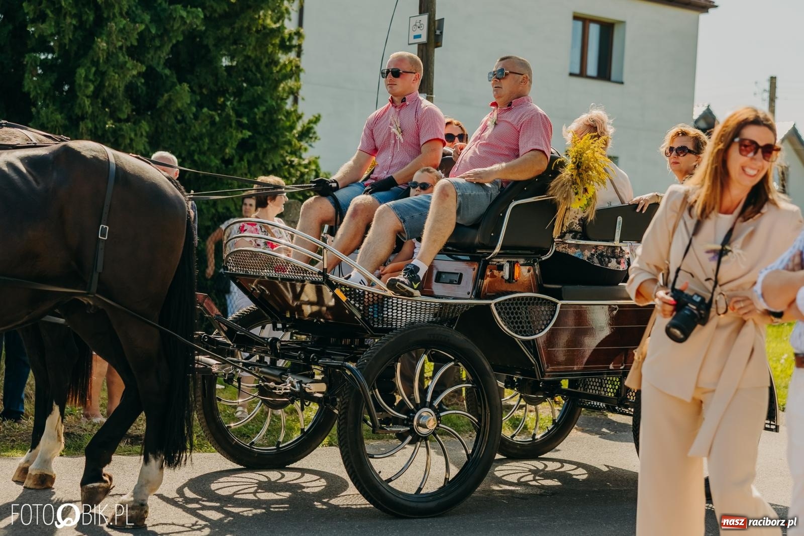 Zdjęcie w galerii na portalu naszraciborz.pl: Dożynki w Kornowacu na bis. Chleb, korowód i podziękowanie za tegoroczne plony wiadomości z regionu