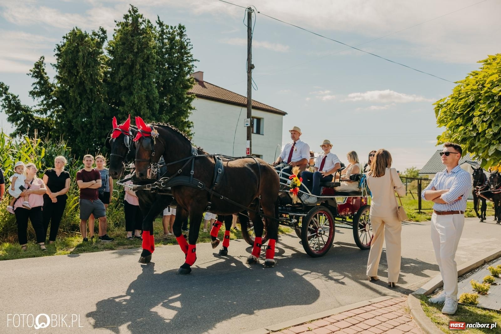 Zdjęcie w galerii na portalu naszraciborz.pl: Dożynki w Kornowacu na bis. Chleb, korowód i podziękowanie za tegoroczne plony wiadomości z regionu