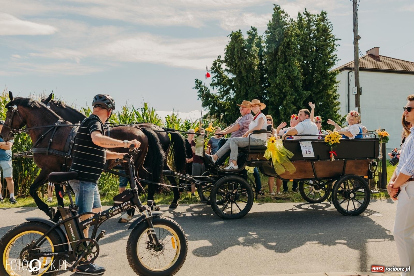 Zdjęcie w galerii na portalu naszraciborz.pl: Dożynki w Kornowacu na bis. Chleb, korowód i podziękowanie za tegoroczne plony wiadomości z regionu