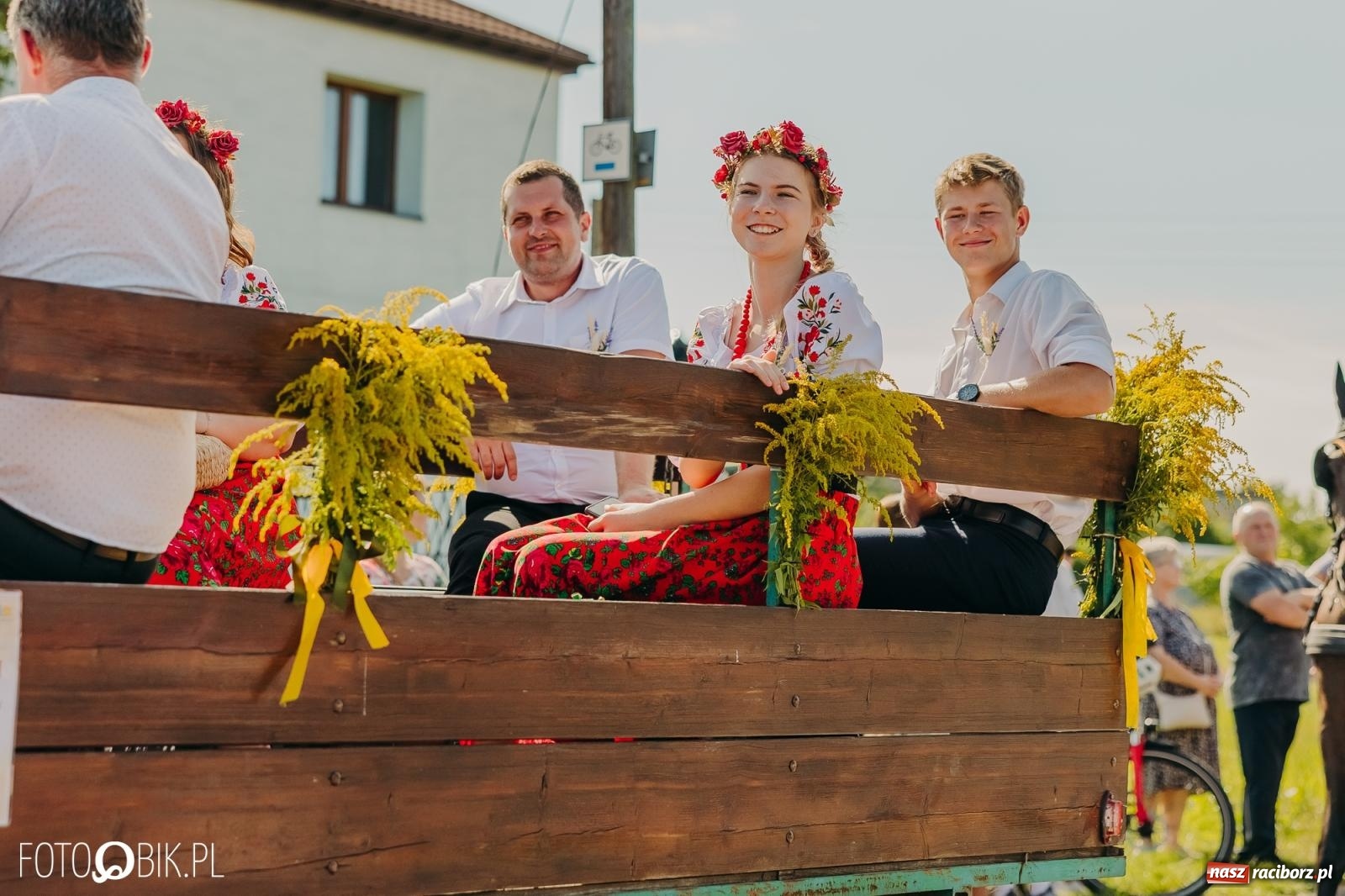 Zdjęcie w galerii na portalu naszraciborz.pl: Dożynki w Kornowacu na bis. Chleb, korowód i podziękowanie za tegoroczne plony wiadomości z regionu