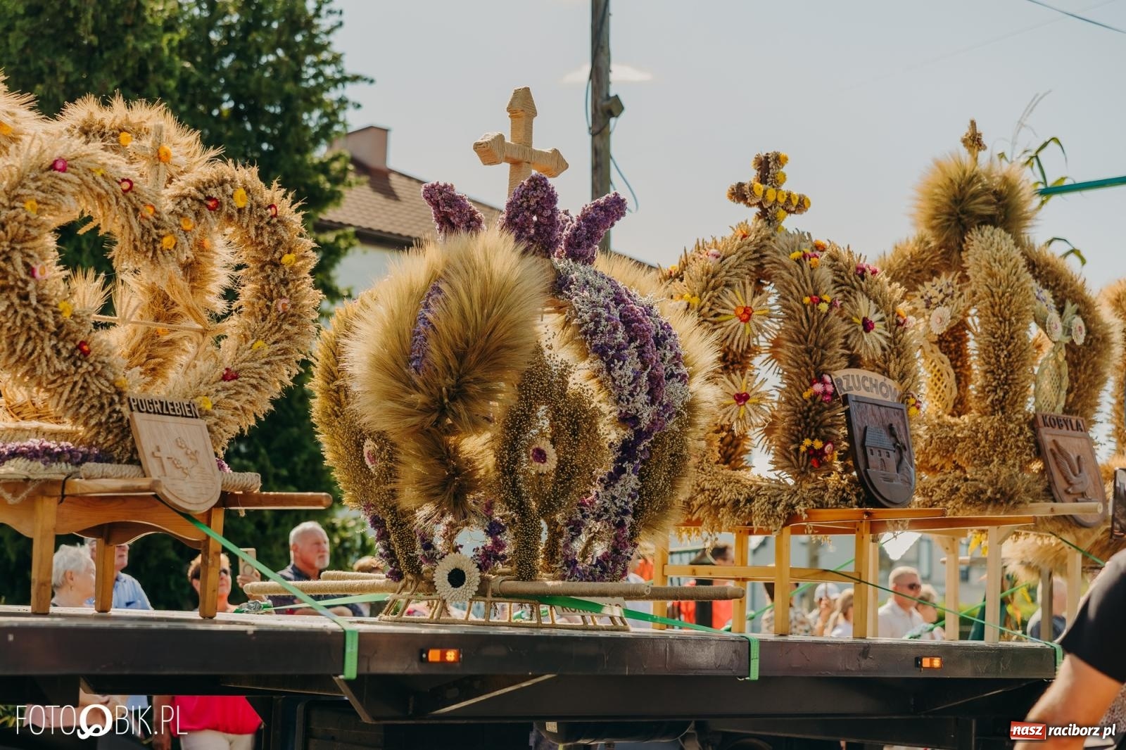 Zdjęcie w galerii na portalu naszraciborz.pl: Dożynki w Kornowacu na bis. Chleb, korowód i podziękowanie za tegoroczne plony wiadomości z regionu