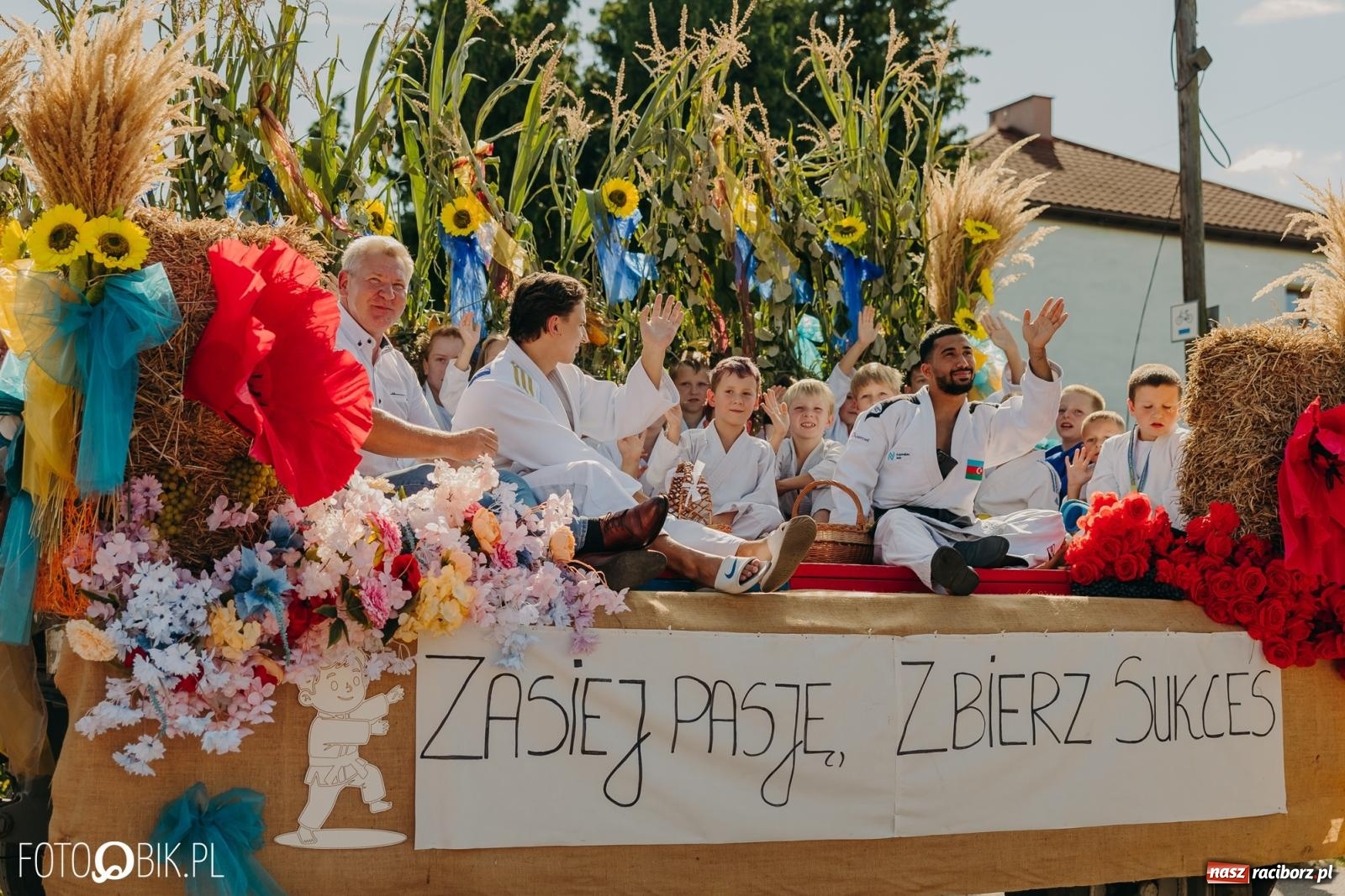 Zdjęcie w galerii na portalu naszraciborz.pl: Dożynki w Kornowacu na bis. Chleb, korowód i podziękowanie za tegoroczne plony wiadomości z regionu