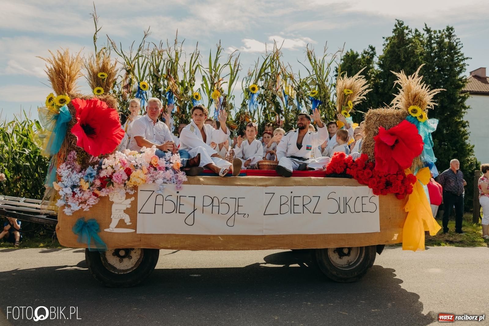 Zdjęcie w galerii na portalu naszraciborz.pl: Dożynki w Kornowacu na bis. Chleb, korowód i podziękowanie za tegoroczne plony wiadomości z regionu