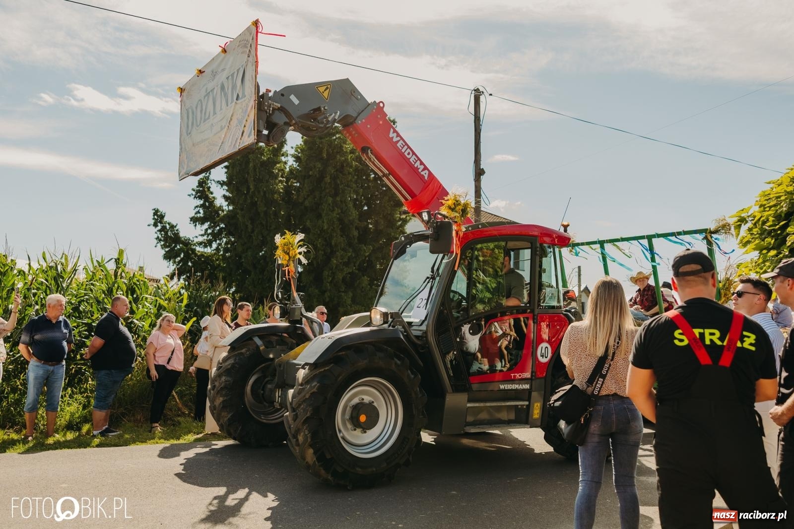 Zdjęcie w galerii na portalu naszraciborz.pl: Dożynki w Kornowacu na bis. Chleb, korowód i podziękowanie za tegoroczne plony wiadomości z regionu