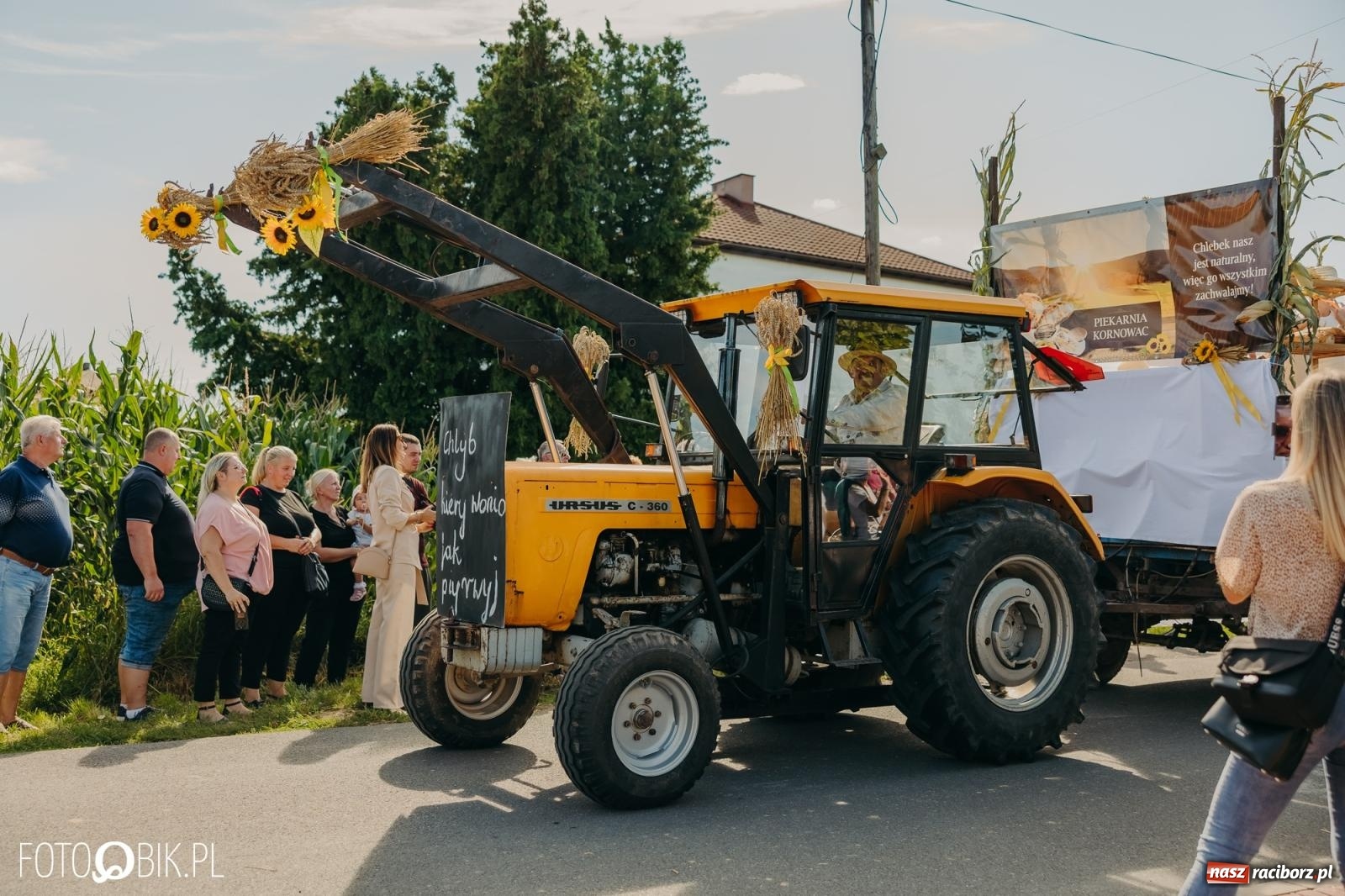 Zdjęcie w galerii na portalu naszraciborz.pl: Dożynki w Kornowacu na bis. Chleb, korowód i podziękowanie za tegoroczne plony wiadomości z regionu