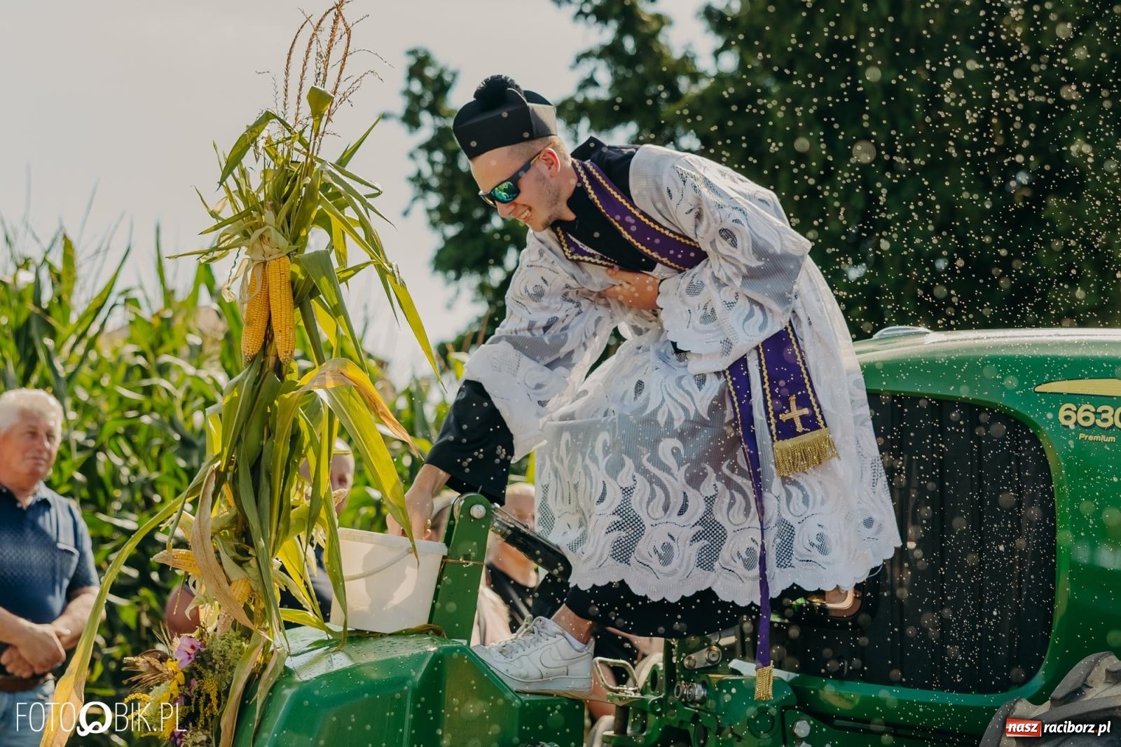 Zdjęcie w galerii na portalu naszraciborz.pl: Dożynki w Kornowacu na bis. Chleb, korowód i podziękowanie za tegoroczne plony wiadomości z regionu