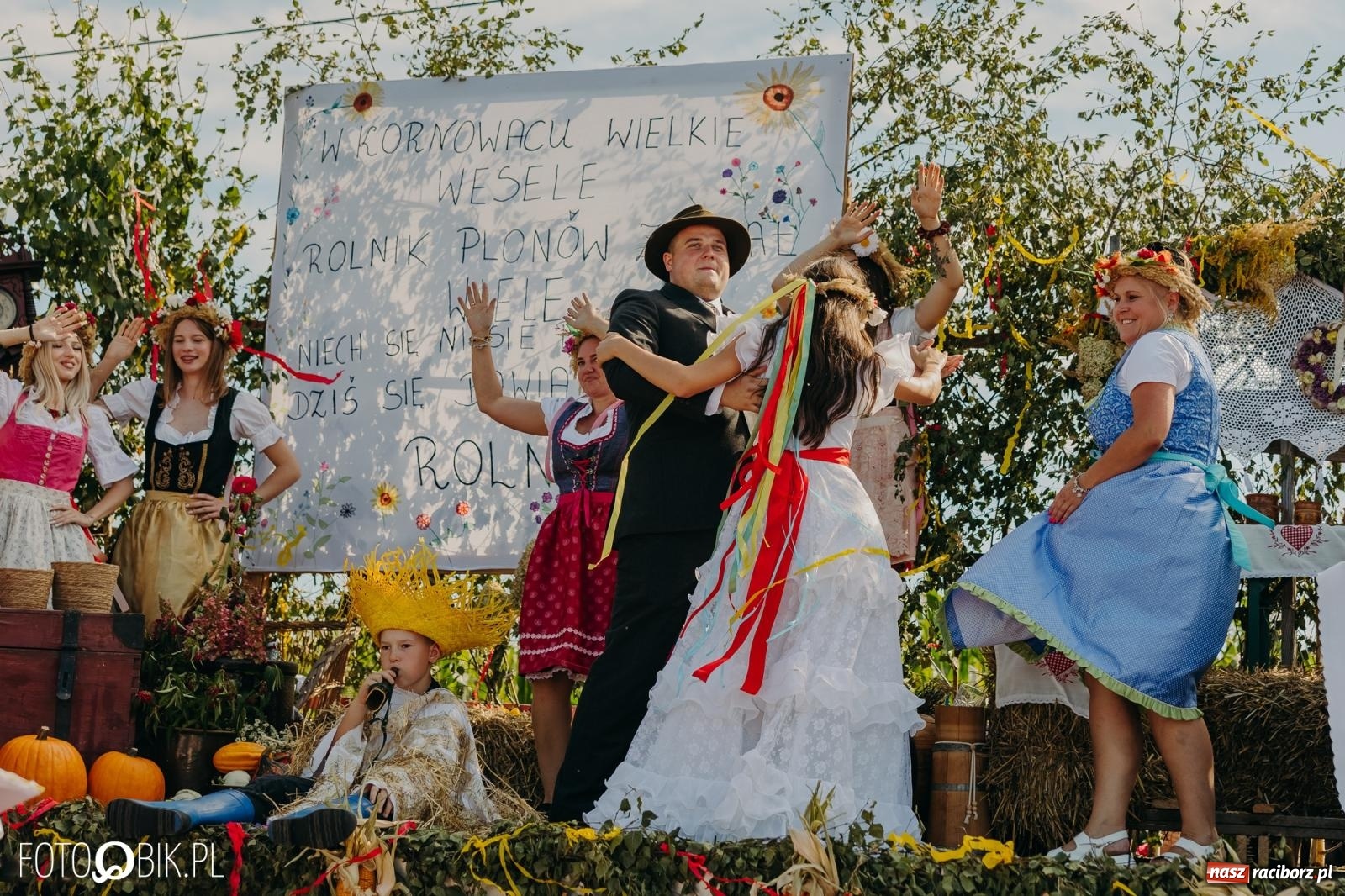 Zdjęcie w galerii na portalu naszraciborz.pl: Dożynki w Kornowacu na bis. Chleb, korowód i podziękowanie za tegoroczne plony wiadomości z regionu