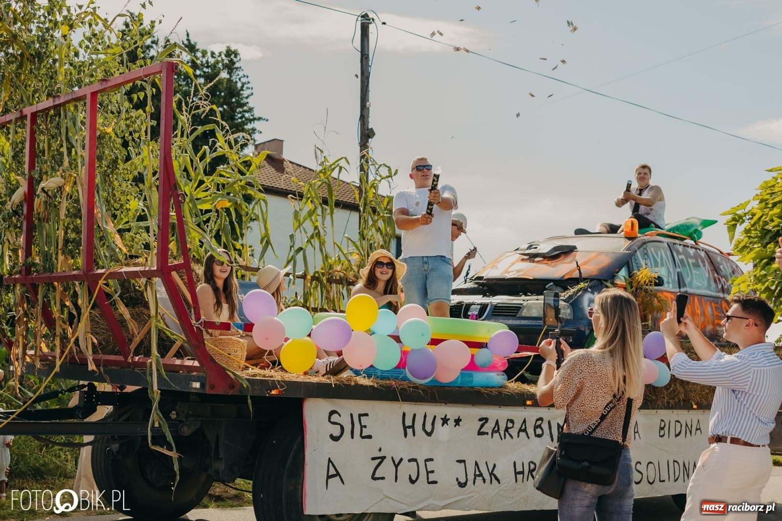 Zdjęcie w galerii na portalu naszraciborz.pl: Dożynki w Kornowacu na bis. Chleb, korowód i podziękowanie za tegoroczne plony wiadomości z regionu