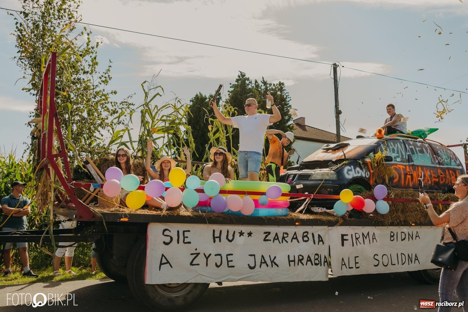 Zdjęcie w galerii na portalu naszraciborz.pl: Dożynki w Kornowacu na bis. Chleb, korowód i podziękowanie za tegoroczne plony wiadomości z regionu
