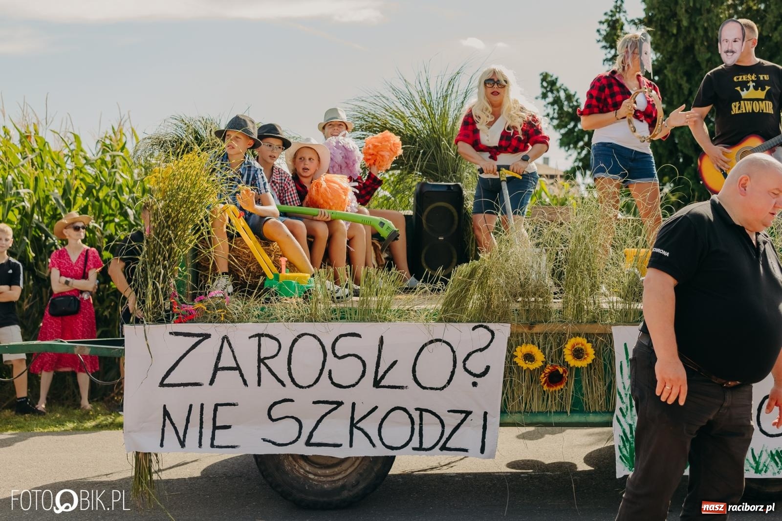 Zdjęcie w galerii na portalu naszraciborz.pl: Dożynki w Kornowacu na bis. Chleb, korowód i podziękowanie za tegoroczne plony wiadomości z regionu