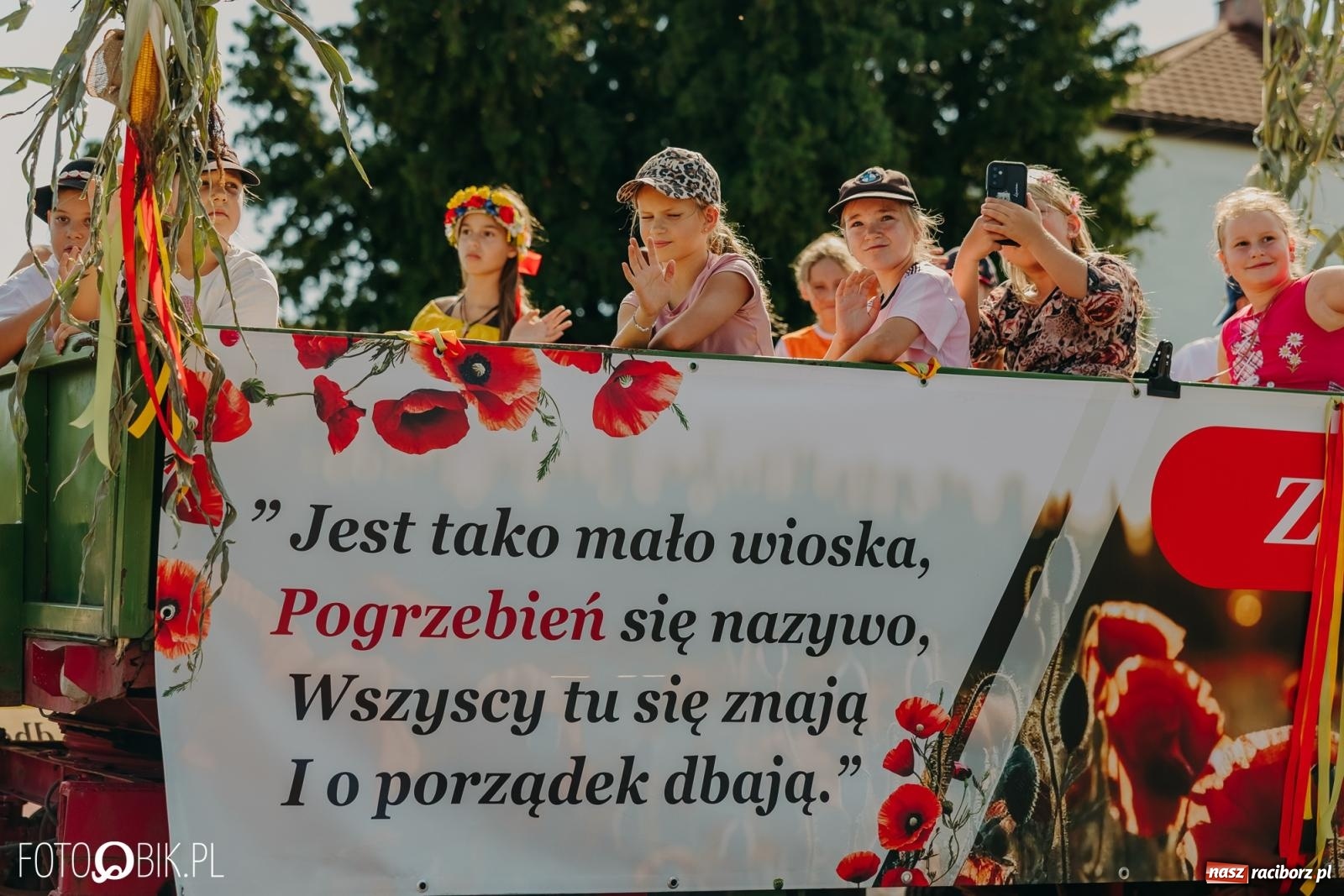 Zdjęcie w galerii na portalu naszraciborz.pl: Dożynki w Kornowacu na bis. Chleb, korowód i podziękowanie za tegoroczne plony wiadomości z regionu