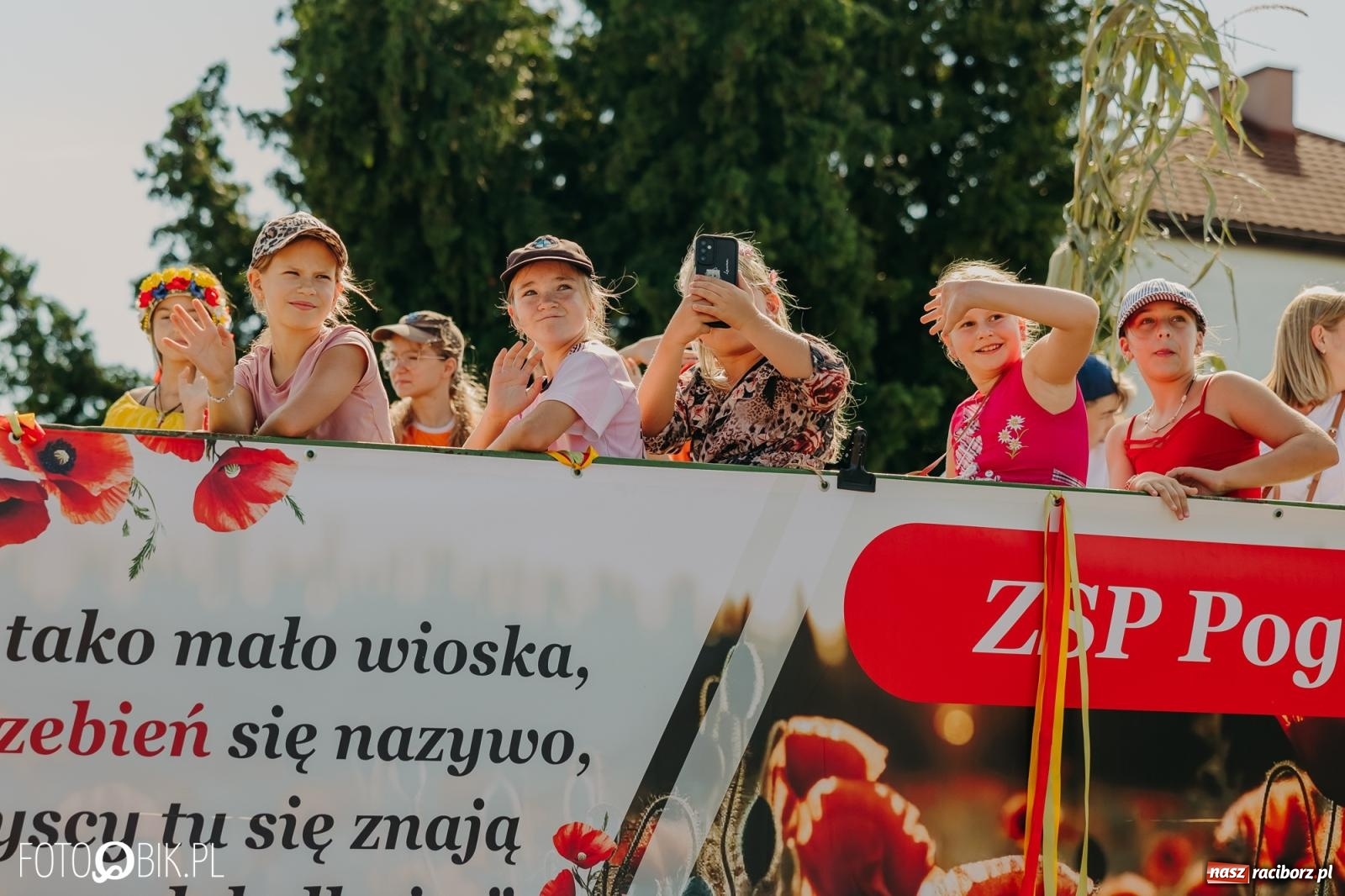 Zdjęcie w galerii na portalu naszraciborz.pl: Dożynki w Kornowacu na bis. Chleb, korowód i podziękowanie za tegoroczne plony wiadomości z regionu