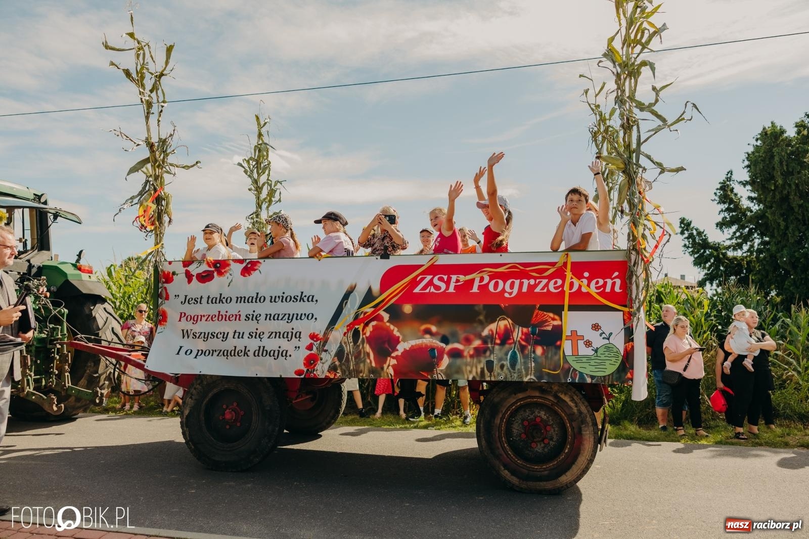 Zdjęcie w galerii na portalu naszraciborz.pl: Dożynki w Kornowacu na bis. Chleb, korowód i podziękowanie za tegoroczne plony wiadomości z regionu