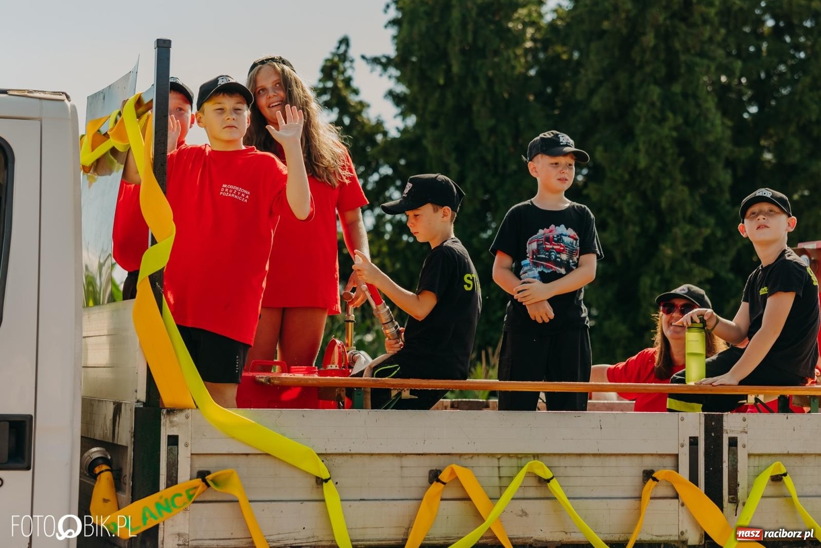 Zdjęcie w galerii na portalu naszraciborz.pl: Dożynki w Kornowacu na bis. Chleb, korowód i podziękowanie za tegoroczne plony wiadomości z regionu