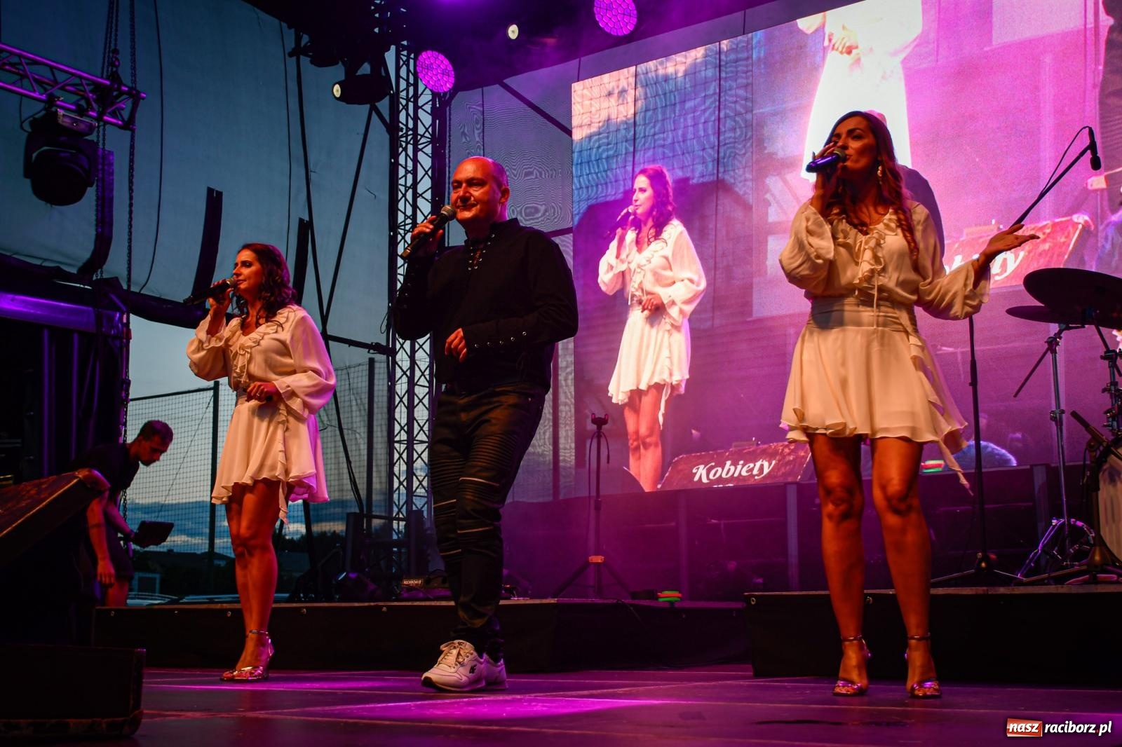 Zdjęcie w galerii na portalu naszraciborz.pl: Tłumy na dożynkach w Kornowacu. Sławomir & Kajra gwiazdami dożynek [FOTO i WIDEO] wiadomości z regionu