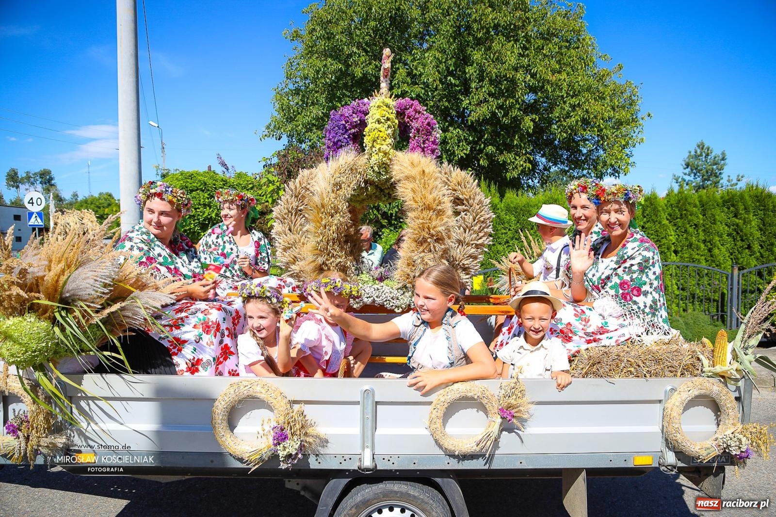 Zdjęcie w galerii na portalu naszraciborz.pl: Dożynki w Rudniku. Korowód i wspólna zabawa zwieńczyły święto plonów [FOTO i WIDEO] wiadomości z regionu