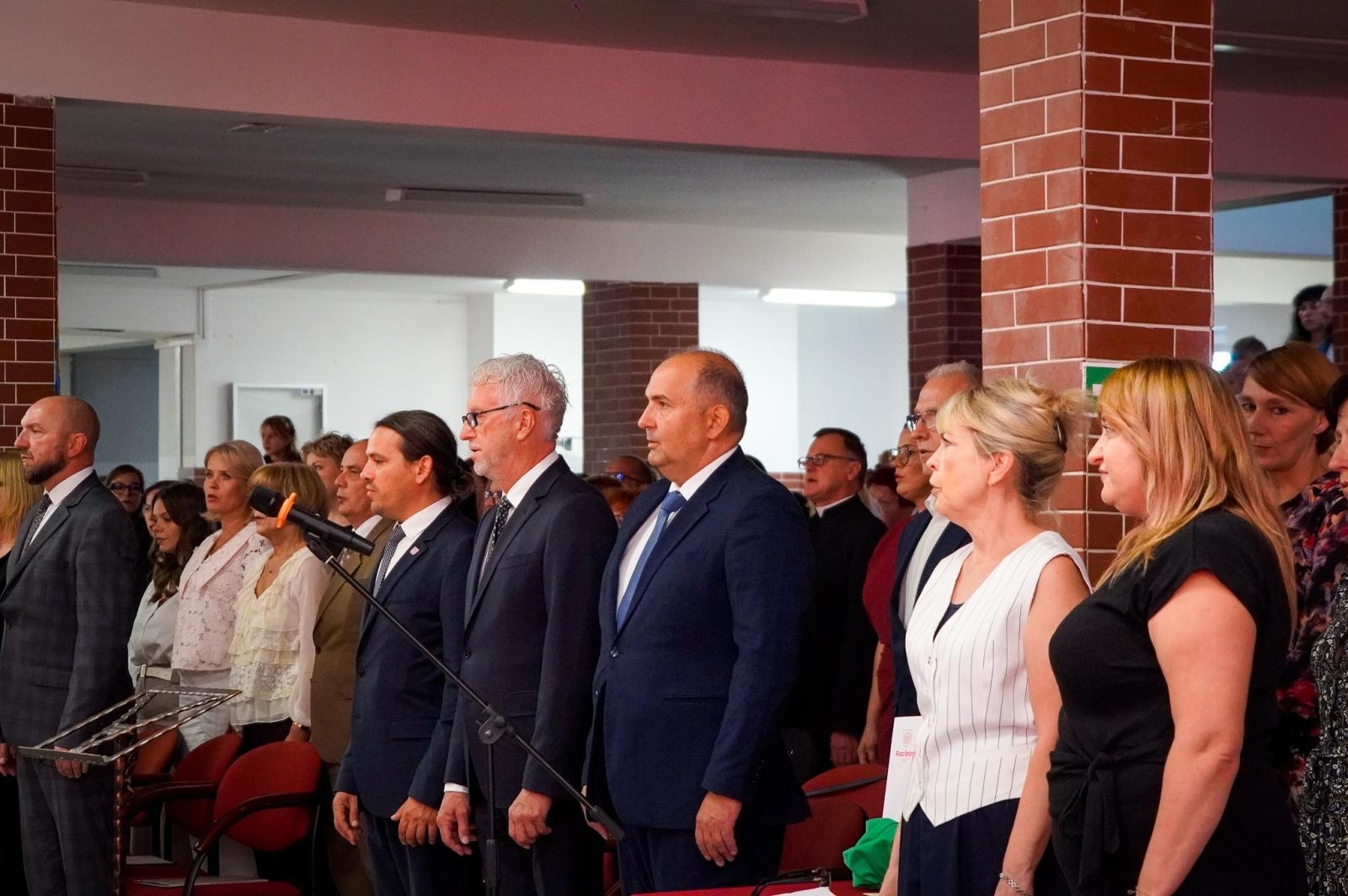 Zdjęcie w galerii na portalu naszraciborz.pl: Nowy rok szkolny rozpoczęty. Miejskie obchody w SP 18 wiadomości z regionu