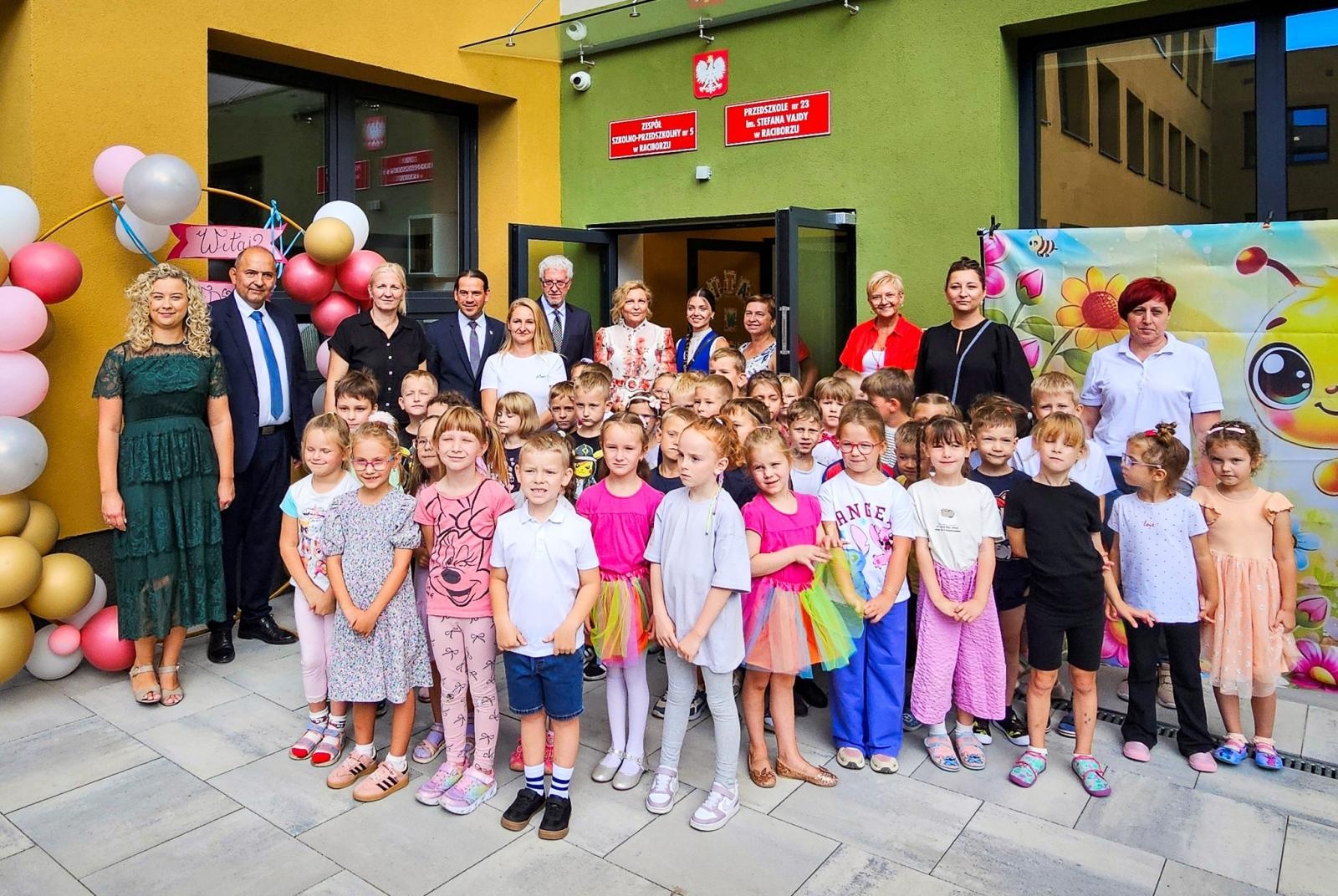 Zdjęcie w galerii na portalu naszraciborz.pl: Nowy rok szkolny rozpoczęty. Miejskie obchody w SP 18 wiadomości z regionu
